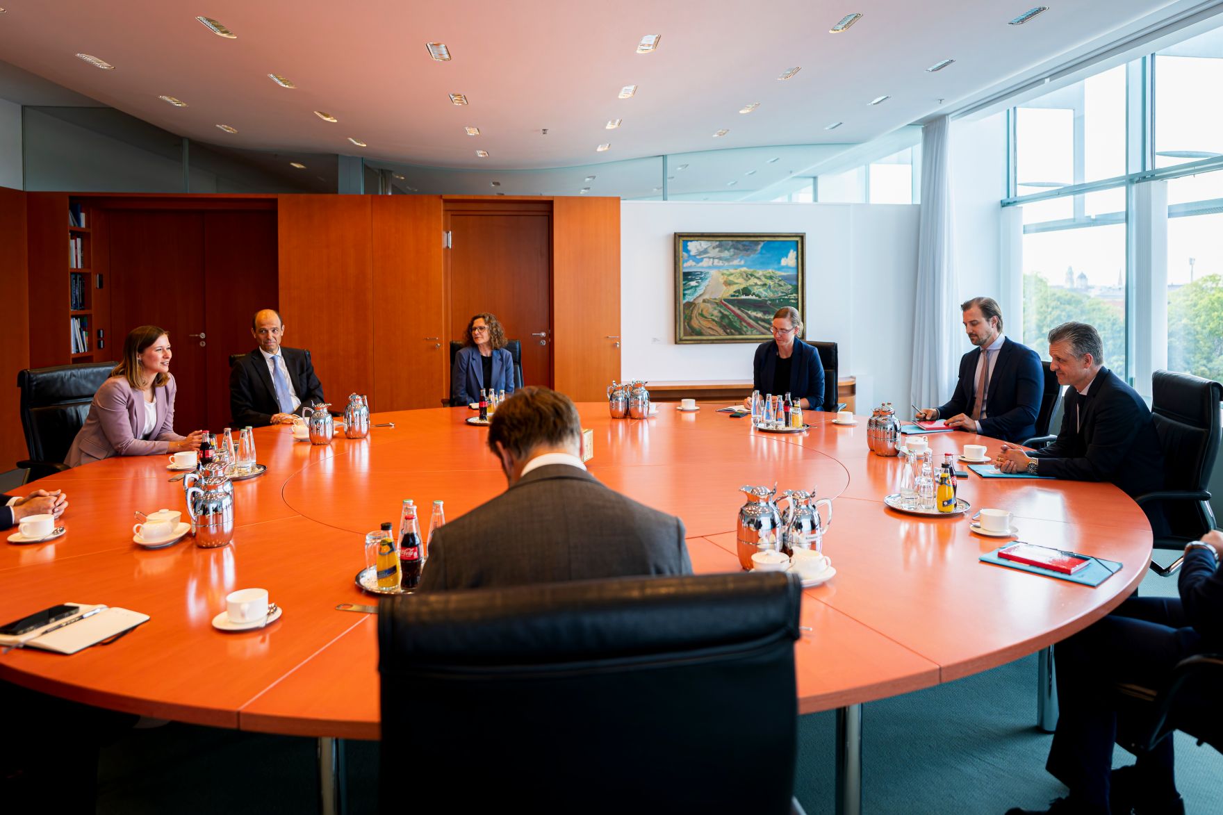 Am 9. September 2025 reiste Bundesministerin Claudia Plakolm (l.) zu einem Arbeitsbesuch nach Berlin. Im Bild mit dem Chef des Bundeskanzleramts und Bundesminister f&uuml;r besondere Aufgaben Thorsten Frei (r.).