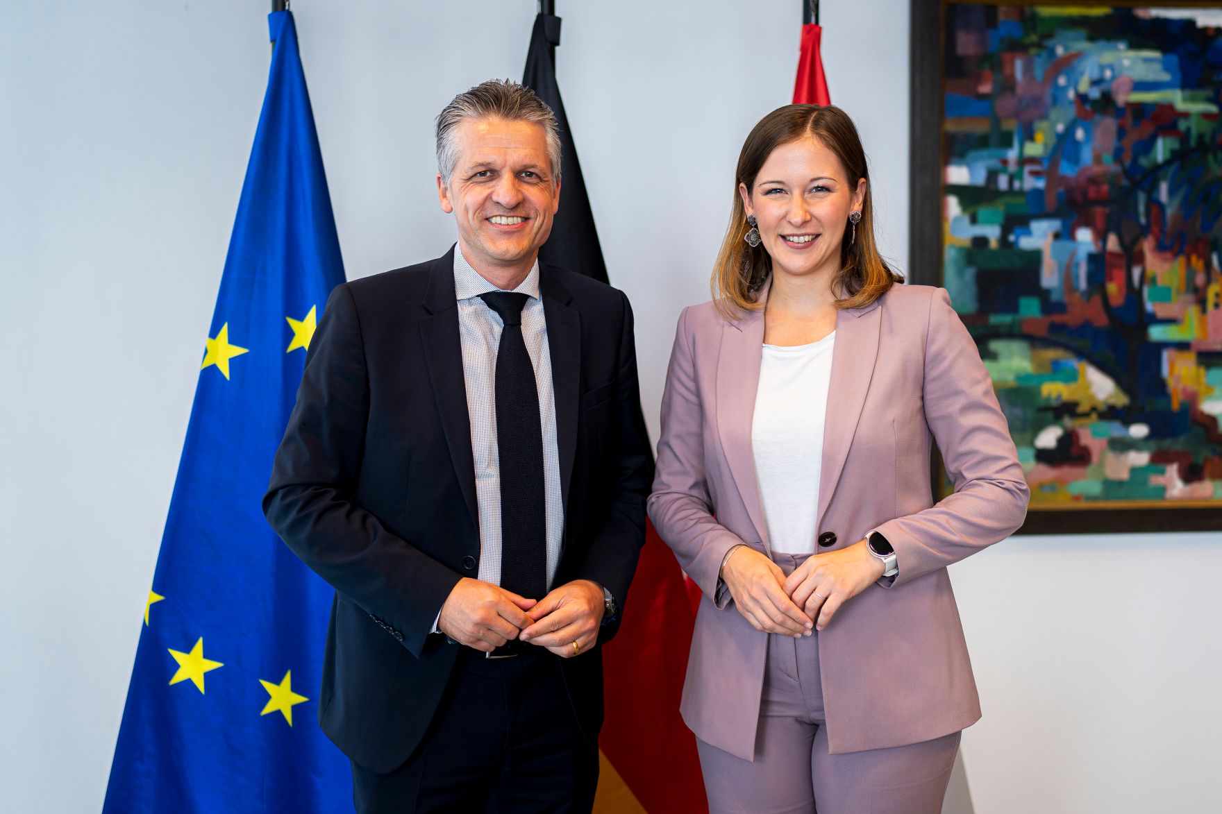 Am 9. September 2025 reiste Bundesministerin Claudia Plakolm (r.) zu einem Arbeitsbesuch nach Berlin. Im Bild mit dem Chef des Bundeskanzleramts und Bundesminister f&uuml;r besondere Aufgaben Thorsten Frei (l.).
