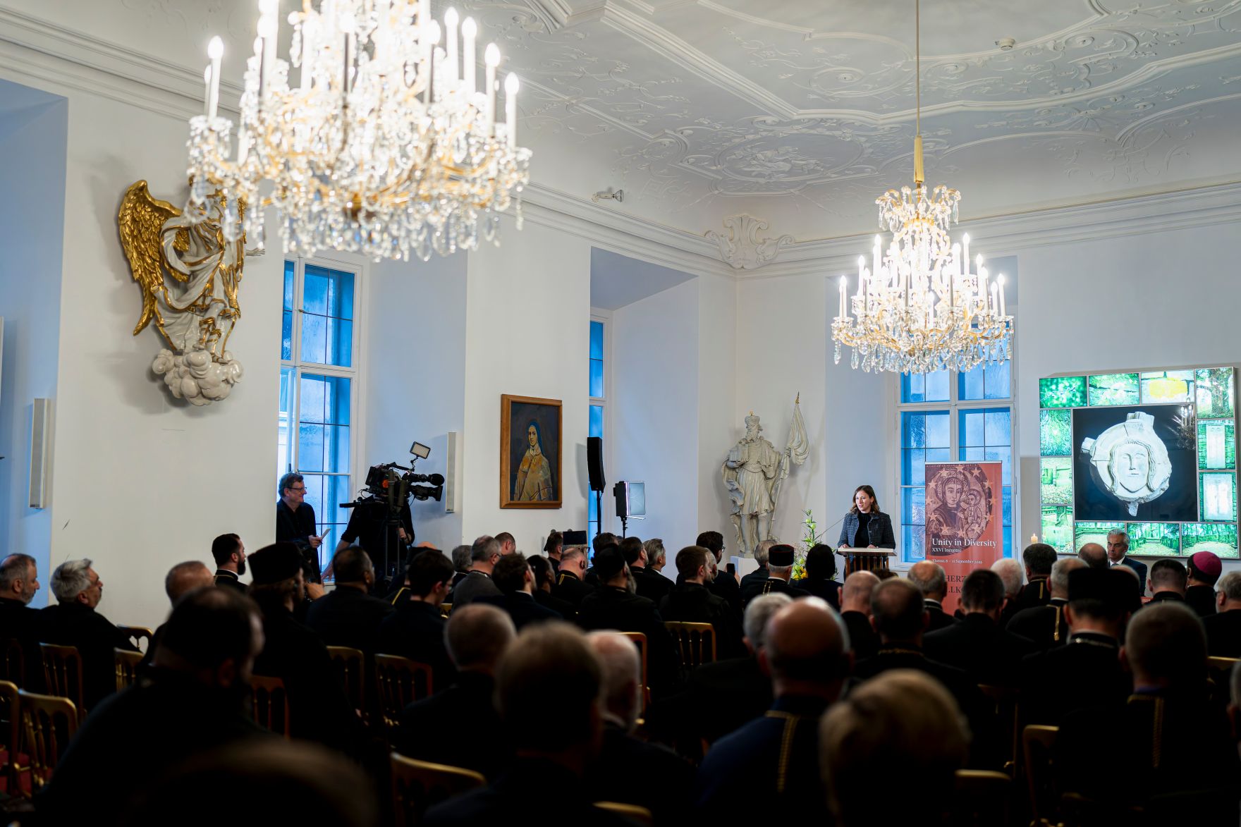Am 10. September 2025 nahm Bundesministerin Claudia Plakolm an der Vollversammlung der Bisch&ouml;fe teil.