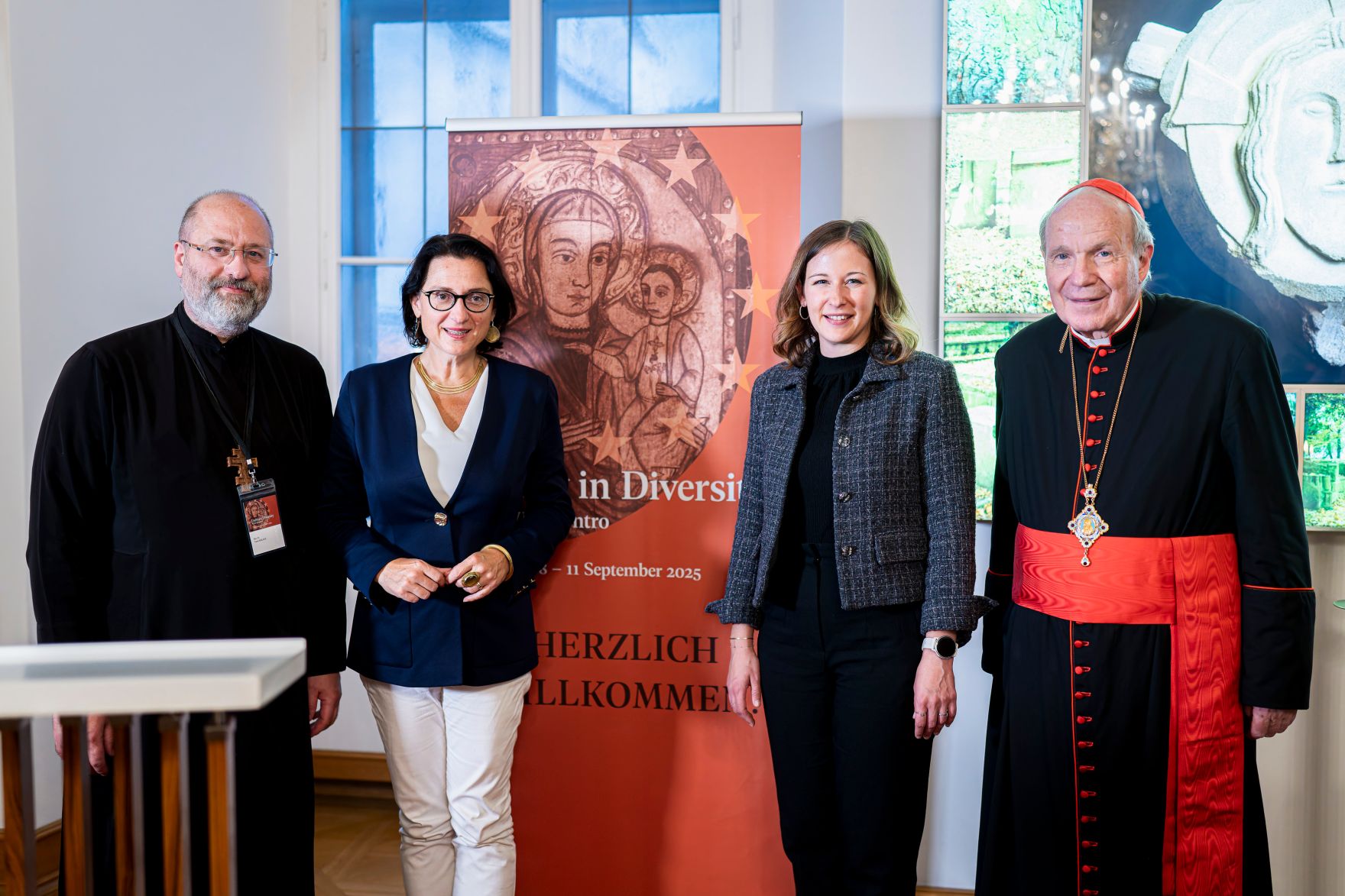 Am 10. September 2025 nahm Bundesministerin Claudia Plakolm (m.r.) an der Vollversammlung der Bisch&ouml;fe teil. Im Bild mit Kardinal Christoph Sch&ouml;nborn (r.) und Generalvikar Yuriy Kolasa (l.).