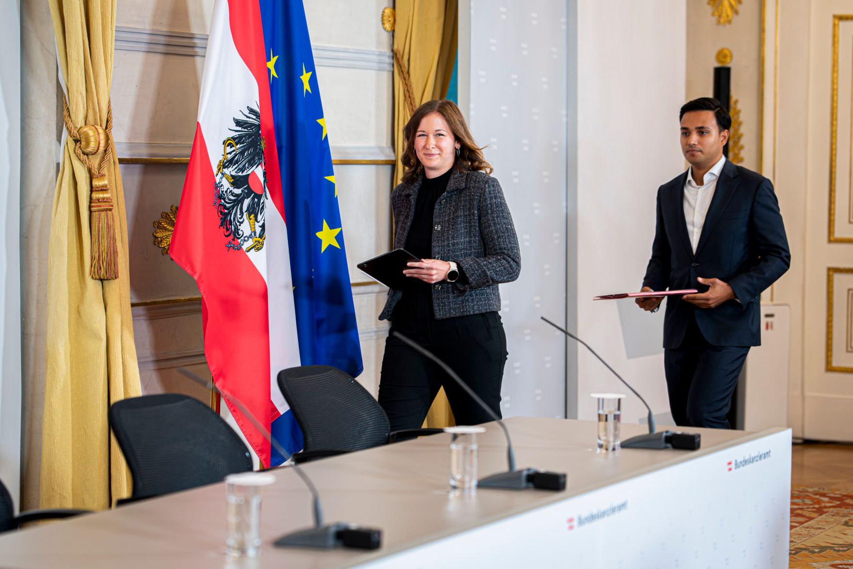 Am 10. September 2025 nahmen Bundesministerin Claudia Plakolm (l.), Klubobmann Philip Kucher und Klubobmann Yannick Shetty (r.) am Pressefoyer nach dem Ministerrat teil.