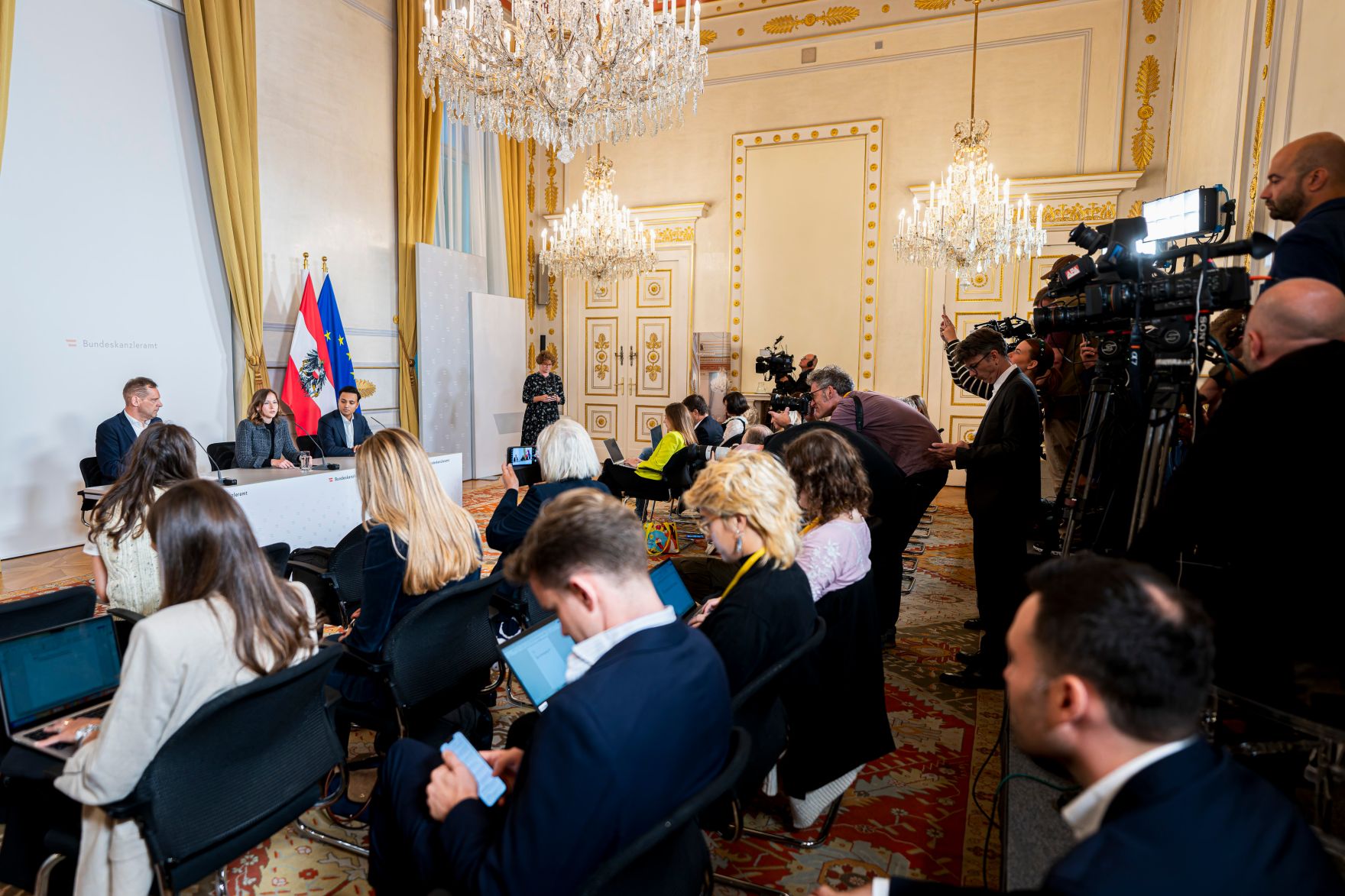 Am 10. September 2025 nahmen Bundesministerin Claudia Plakolm, Klubobmann Philip Kucher und Klubobmann Yannick Shetty am Pressefoyer nach dem Ministerrat teil.