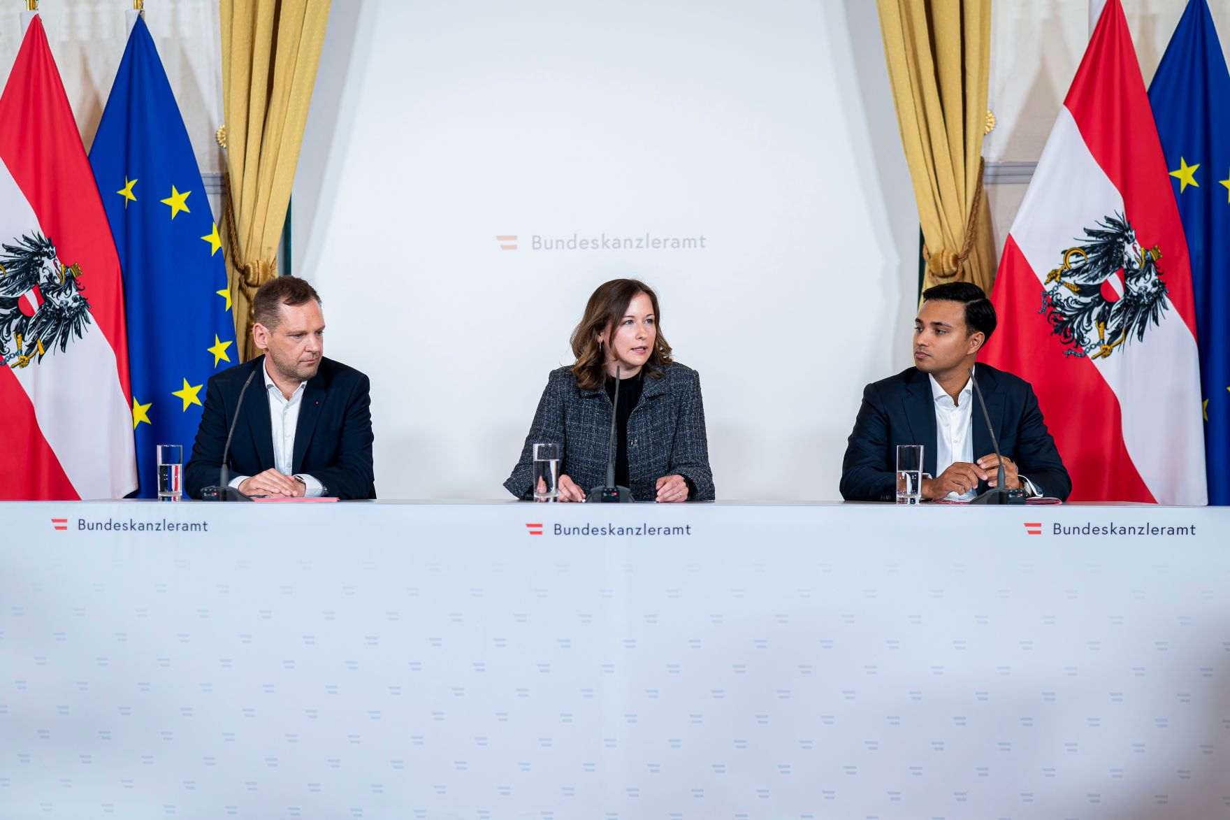 Am 10. September 2025 nahmen Bundesministerin Claudia Plakolm (m.), Klubobmann Philip Kucher (l.) und Klubobmann Yannick Shetty (r.) am Pressefoyer nach dem Ministerrat teil.
