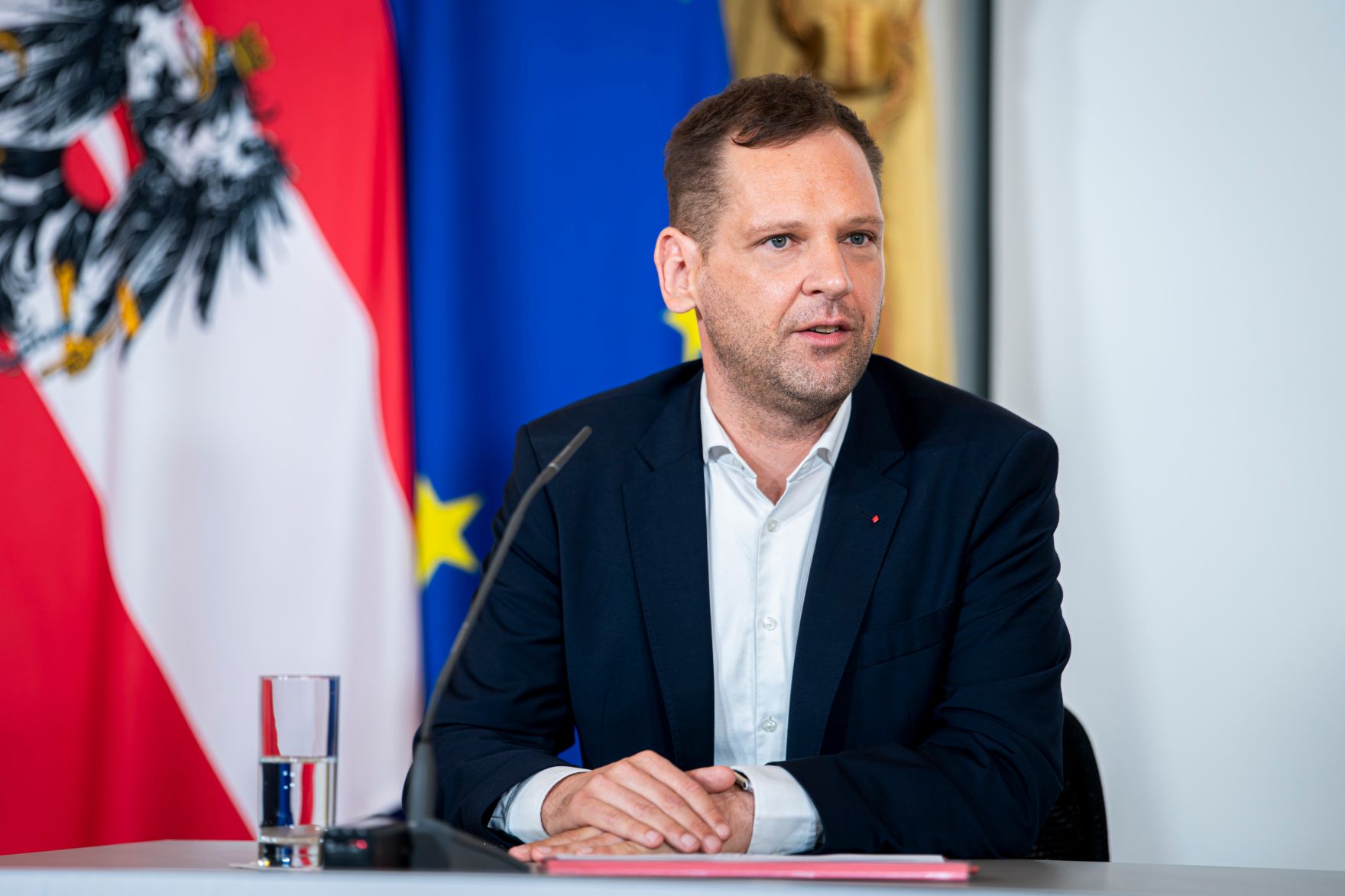 Am 10. September 2025 nahmen Bundesministerin Claudia Plakolm, Klubobmann Philip Kucher (im Bild) und Klubobmann Yannick Shetty am Pressefoyer nach dem Ministerrat teil.