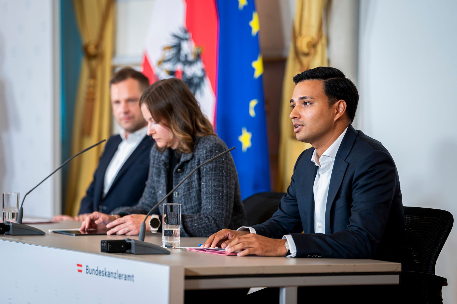 Am 10. September 2025 nahmen Bundesministerin Claudia Plakolm (m.), Klubobmann Philip Kucher (l.) und Klubobmann Yannick Shetty (r.) am Pressefoyer nach dem Ministerrat teil.