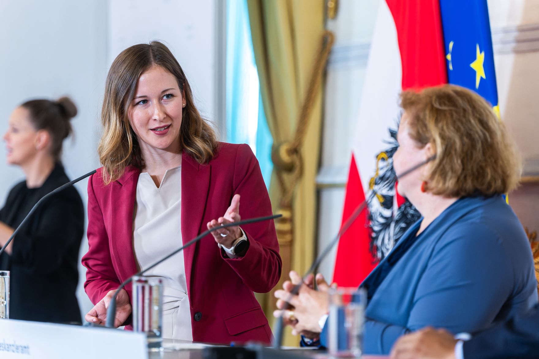 Am 15. September 2025 gab Bundesministerin Claudia Plakolm (m.) gemeinsam mit Bundesministerin Korinna Schumann (r.) und Klubobmann Yannik Shetty eine Pressekonferenz zum Thema Sozialhilfe NEU.