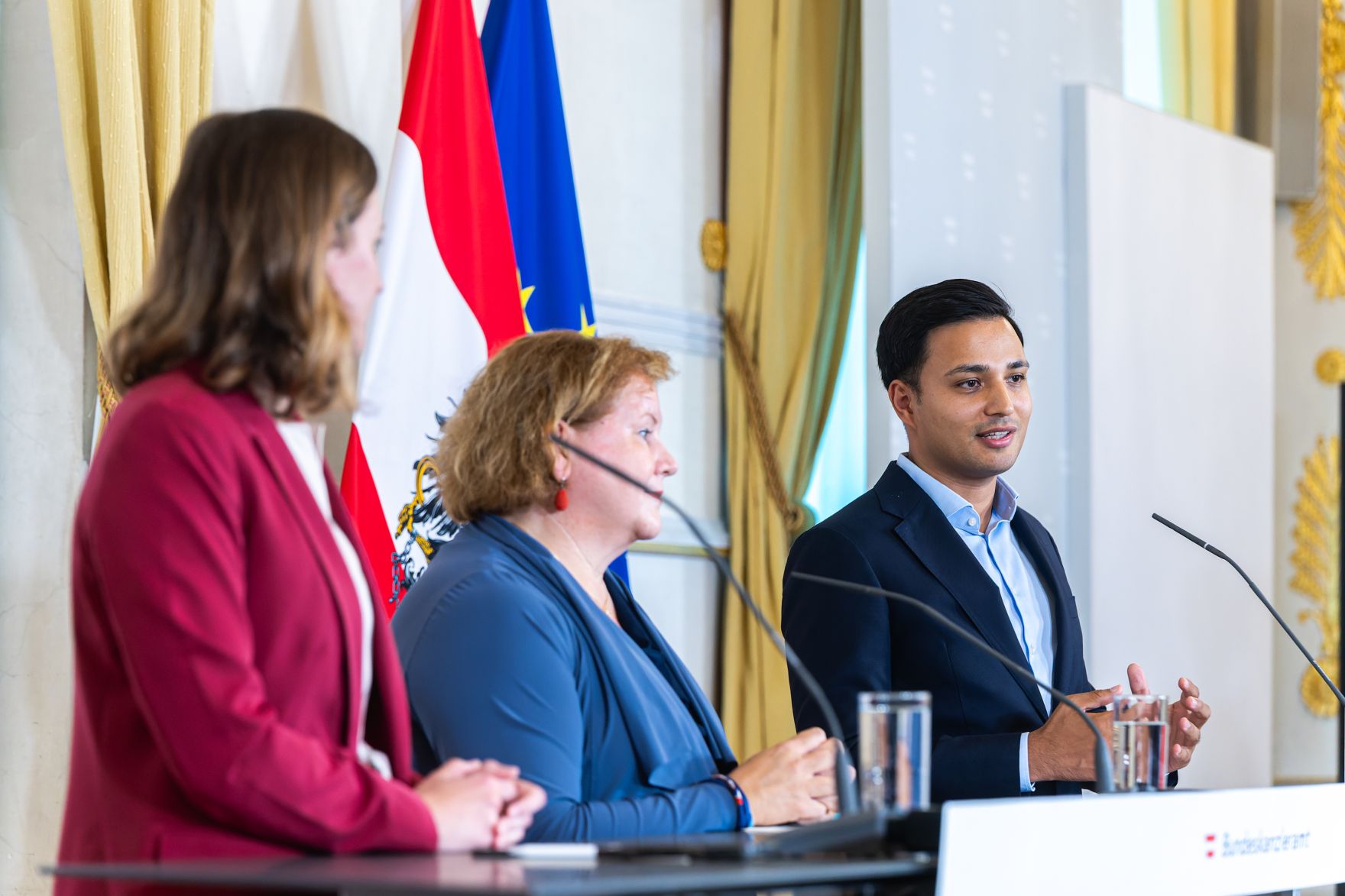 Am 15. September 2025 gab Bundesministerin Claudia Plakolm (l.) gemeinsam mit Bundesministerin Korinna Schumann (m.) und Klubobmann Yannik Shetty (r.) eine Pressekonferenz zum Thema Sozialhilfe NEU.
