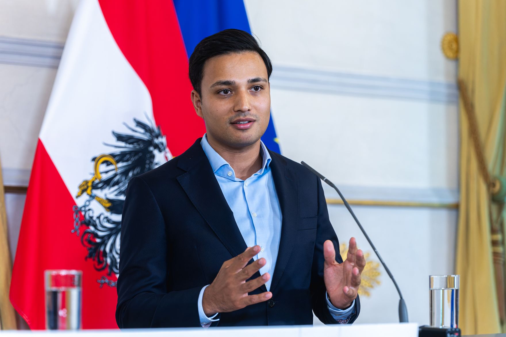 Am 15. September 2025 gab Bundesministerin Claudia Plakolm gemeinsam mit Bundesministerin Korinna Schumann und Klubobmann Yannik Shetty (im Bild) eine Pressekonferenz zum Thema Sozialhilfe NEU.