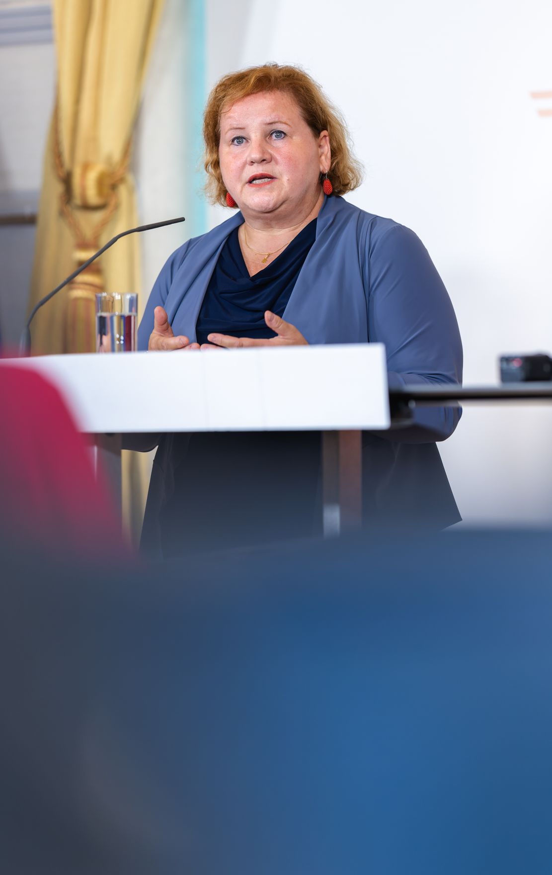 Am 15. September 2025 gab Bundesministerin Claudia Plakolm gemeinsam mit Bundesministerin Korinna Schumann (im Bild) und Klubobmann Yannik Shetty eine Pressekonferenz zum Thema Sozialhilfe NEU.