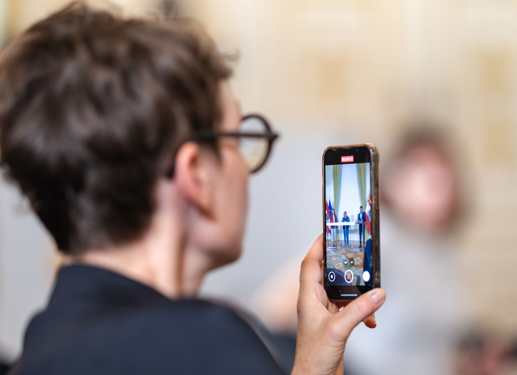 Am 15. September 2025 gab Bundesministerin Claudia Plakolm gemeinsam mit Bundesministerin Korinna Schumann und Klubobmann Yannik Shetty eine Pressekonferenz zum Thema Sozialhilfe NEU.