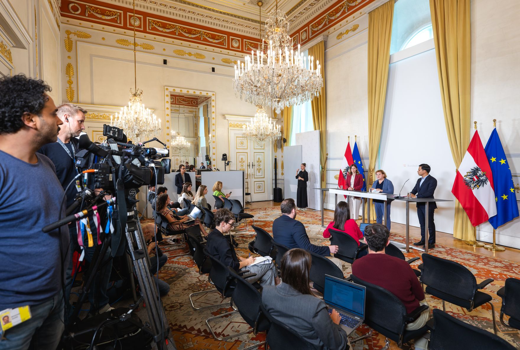 Am 15. September 2025 gab Bundesministerin Claudia Plakolm gemeinsam mit Bundesministerin Korinna Schumann und Klubobmann Yannik Shetty eine Pressekonferenz zum Thema Sozialhilfe NEU.