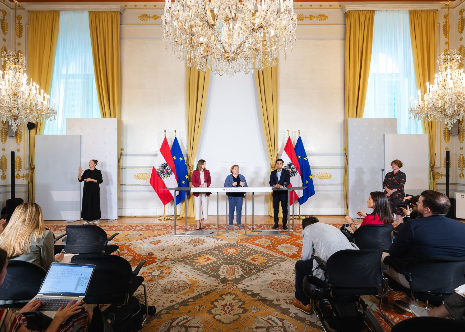 Am 15. September 2025 gab Bundesministerin Claudia Plakolm (m.l.) gemeinsam mit Bundesministerin Korinna Schumann (m.) und Klubobmann Yannik Shetty (m.r.) eine Pressekonferenz zum Thema Sozialhilfe NEU.