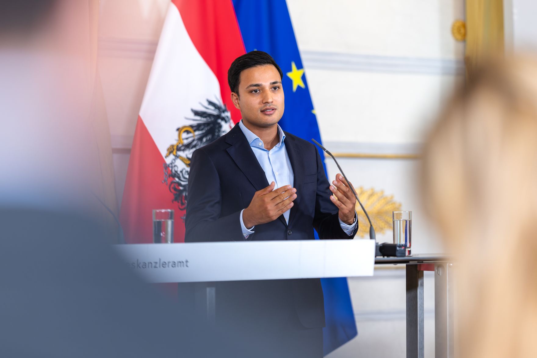 Am 15. September 2025 gab Bundesministerin Claudia Plakolm gemeinsam mit Bundesministerin Korinna Schumann und Klubobmann Yannik Shetty (im Bild) eine Pressekonferenz zum Thema Sozialhilfe NEU.