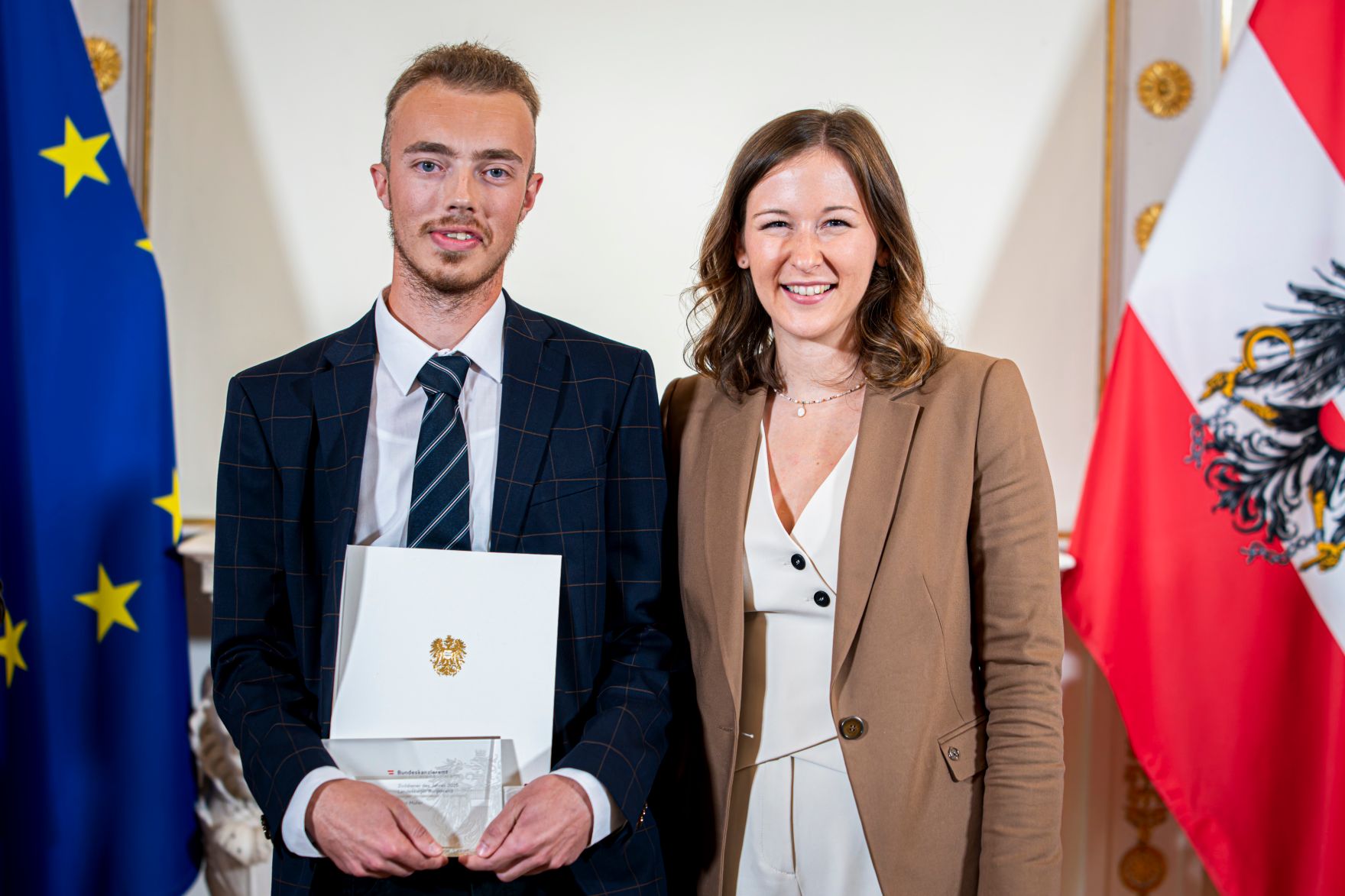 Am 23. September 2025 &uuml;berreichte Bundesministerin Claudia Plakolm (r.) die Auszeichnungen f&uuml;r den Zivildiener des Jahres 2025 im Rahmen einer Festveranstaltung im Bundeskanzleramt.