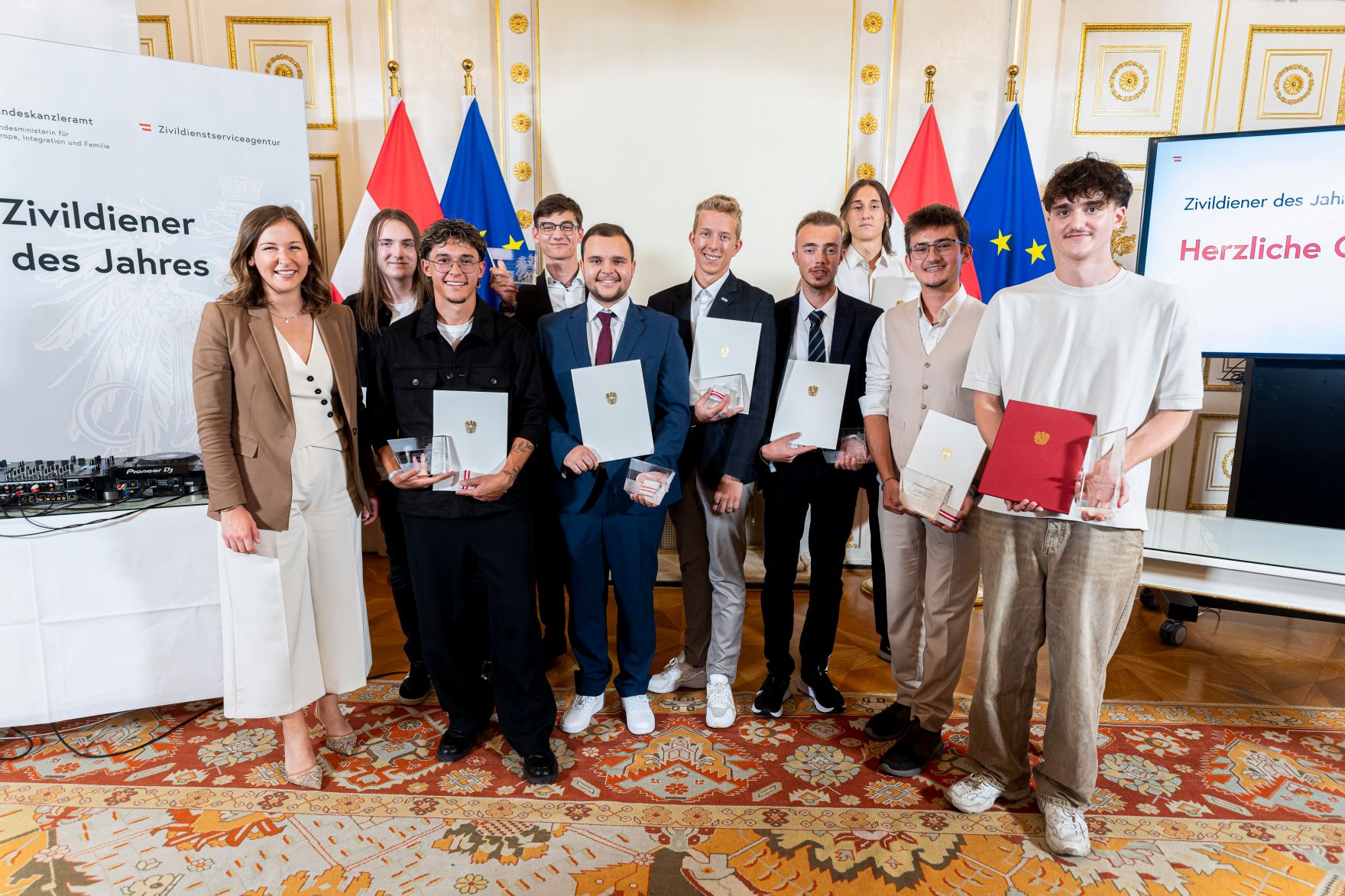 Am 23. September 2025 &uuml;berreichte Bundesministerin Claudia Plakolm (l.) die Auszeichnungen f&uuml;r den Zivildiener des Jahres 2025 im Rahmen einer Festveranstaltung im Bundeskanzleramt.