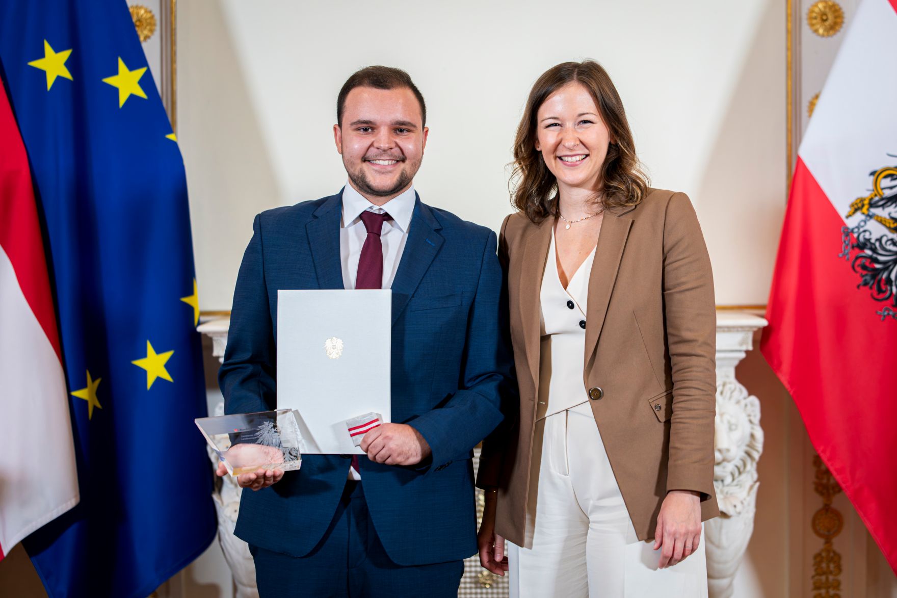 Am 23. September 2025 &uuml;berreichte Bundesministerin Claudia Plakolm (r.) die Auszeichnungen f&uuml;r den Zivildiener des Jahres 2025 im Rahmen einer Festveranstaltung im Bundeskanzleramt.