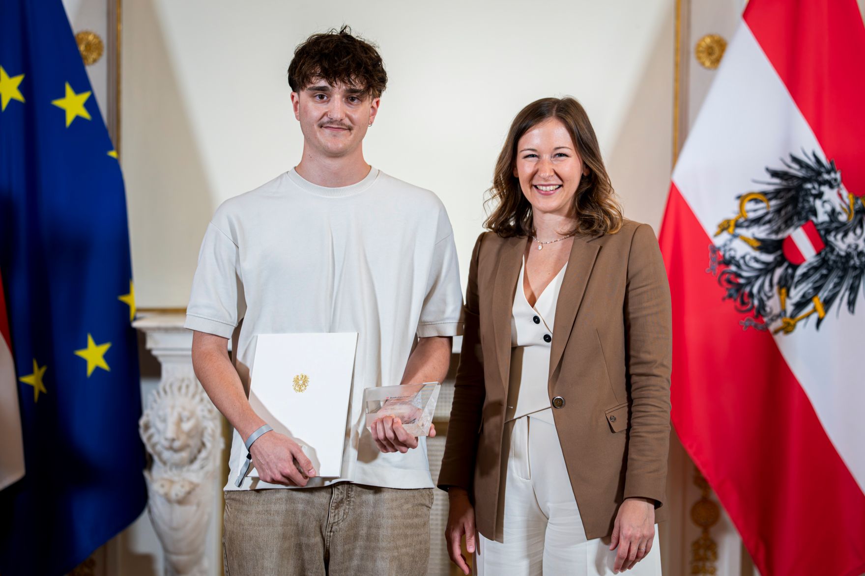 Am 23. September 2025 &uuml;berreichte Bundesministerin Claudia Plakolm (r.) die Auszeichnungen f&uuml;r den Zivildiener des Jahres 2025 im Rahmen einer Festveranstaltung im Bundeskanzleramt.