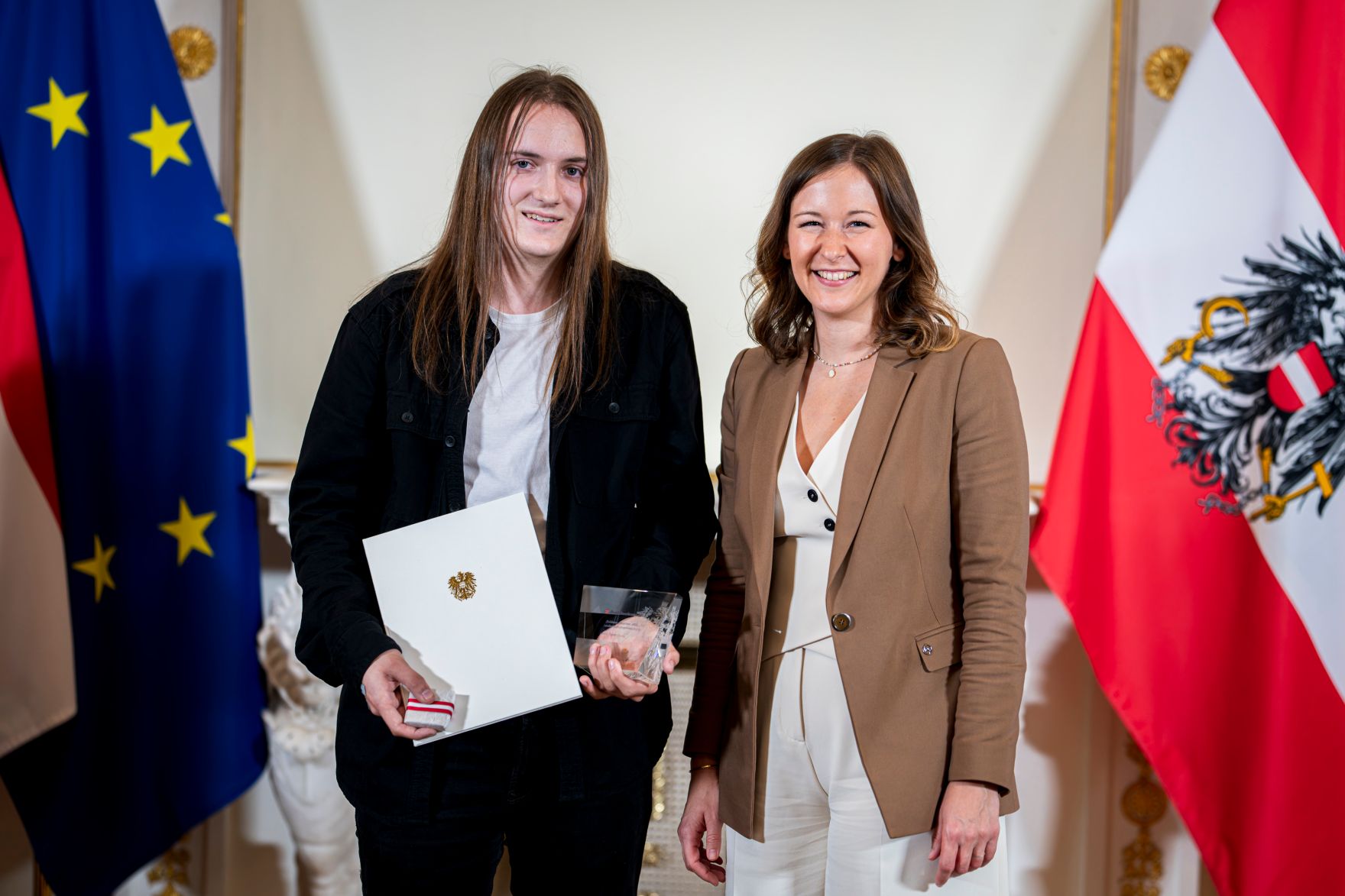 Am 23. September 2025 &uuml;berreichte Bundesministerin Claudia Plakolm (r.) die Auszeichnungen f&uuml;r den Zivildiener des Jahres 2025 im Rahmen einer Festveranstaltung im Bundeskanzleramt.