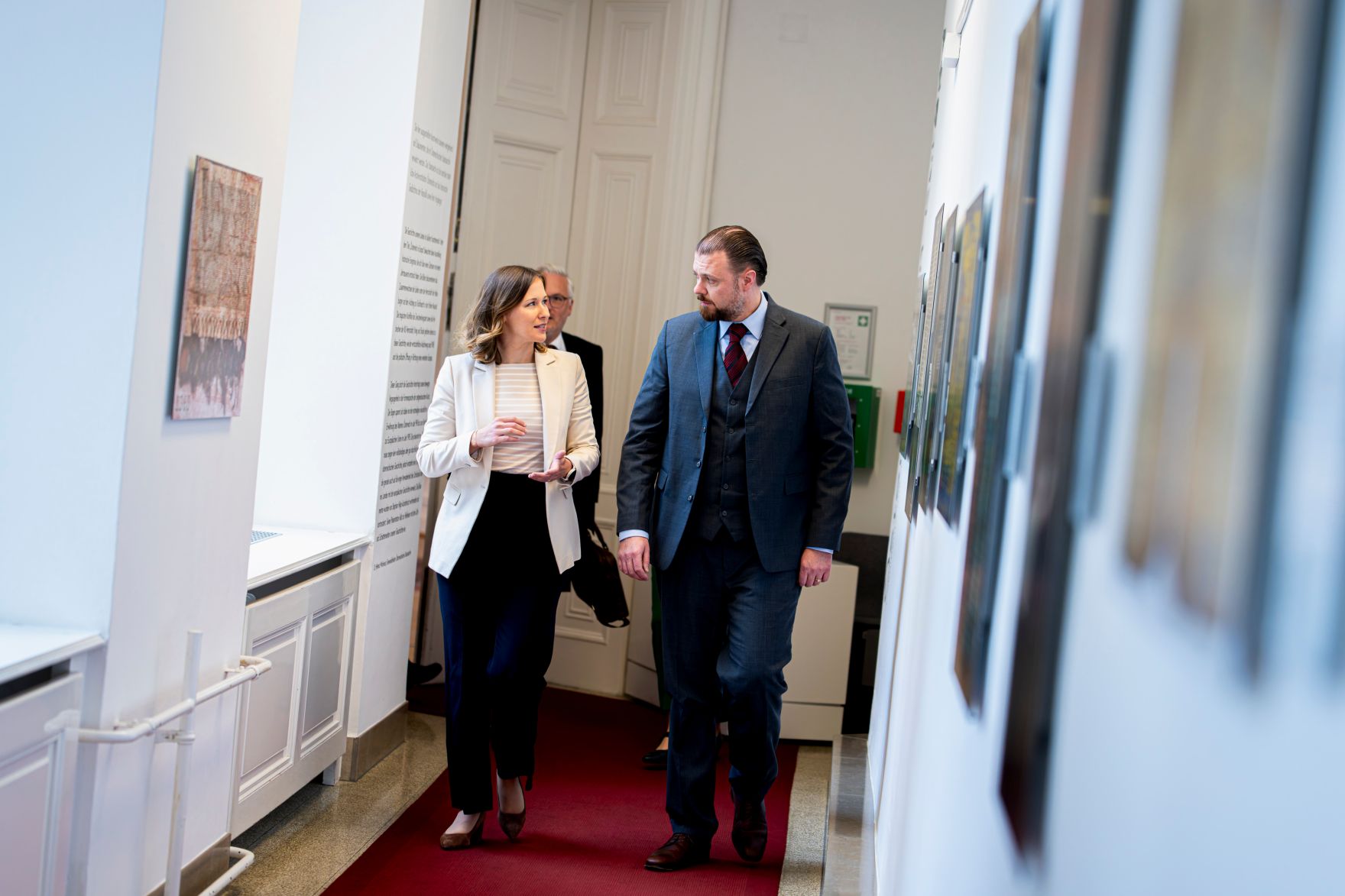 Am 25. September 2025 empfing Bundesministerin Claudia Plakolm (l.) Regierungsrat Emanuel Sch&auml;dler (r.) der Regierung des F&uuml;rstentums Liechtenstein, zu einem Arbeitsbesuch im Bundeskanzleramt.
