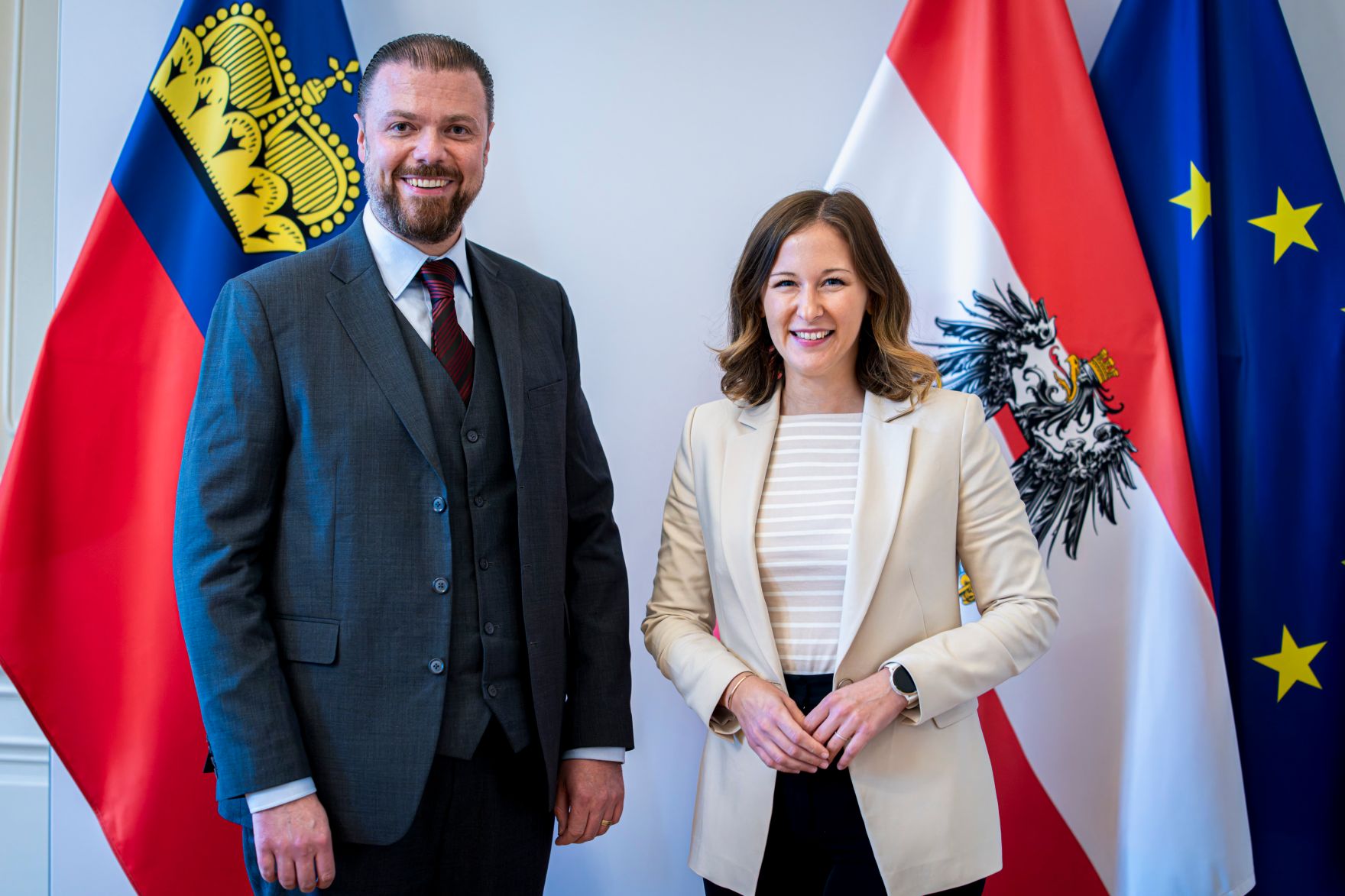 Am 25. September 2025 empfing Bundesministerin Claudia Plakolm (r.) Regierungsrat Emanuel Sch&auml;dler (l.) der Regierung des F&uuml;rstentums Liechtenstein, zu einem Arbeitsbesuch im Bundeskanzleramt.