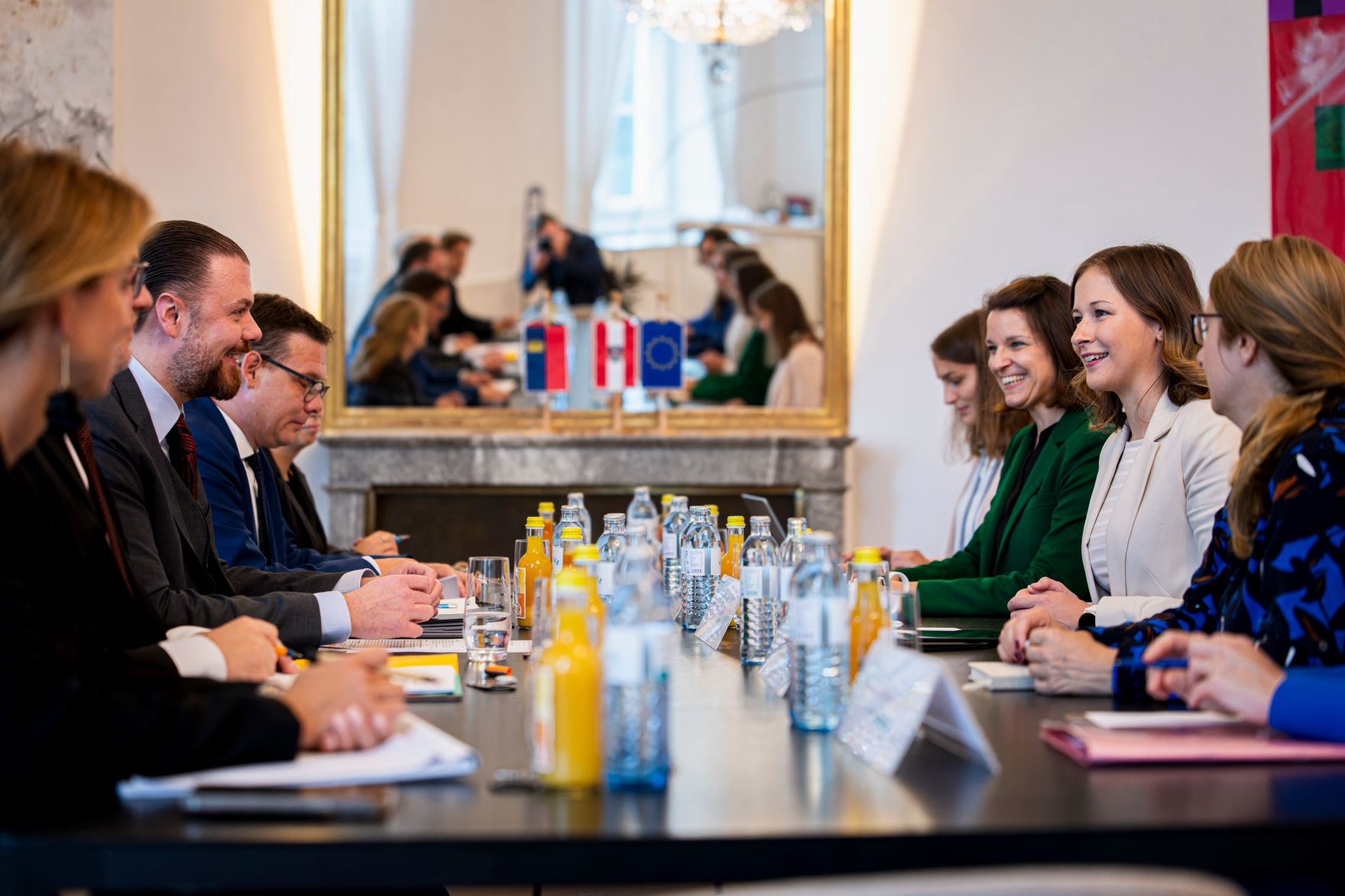 Am 25. September 2025 empfing Bundesministerin Claudia Plakolm (2.v.r.) Regierungsrat Emanuel Sch&auml;dler (2.v.l.) der Regierung des F&uuml;rstentums Liechtenstein, zu einem Arbeitsbesuch im Bundeskanzleramt.