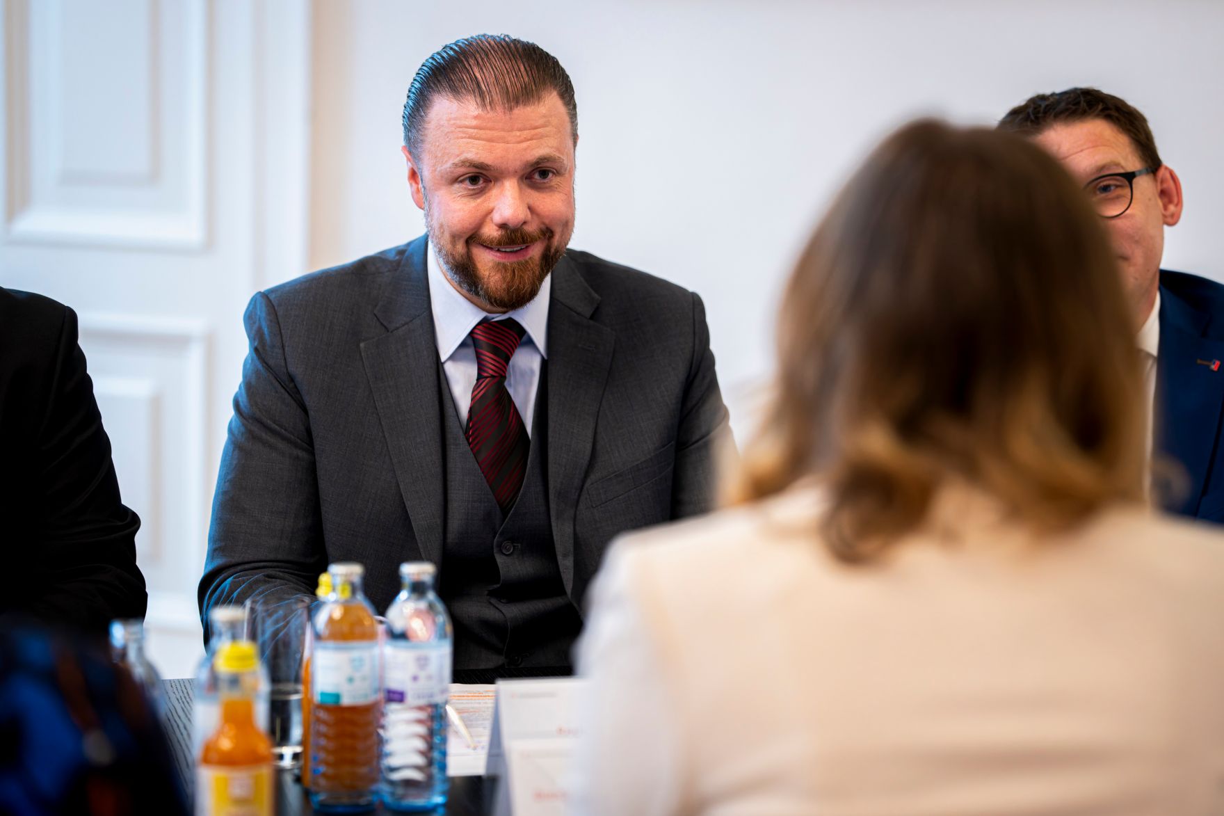 Am 25. September 2025 empfing Bundesministerin Claudia Plakolm (r.) Regierungsrat Emanuel Sch&auml;dler (l.) der Regierung des F&uuml;rstentums Liechtenstein, zu einem Arbeitsbesuch im Bundeskanzleramt.