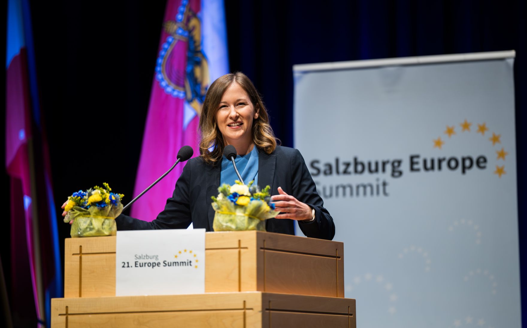 Am 29. September 2025 nahm Bundesministerin Claudia Plakolm (im Bild) im Rahmen ihres Bundesl&auml;ndertages in Salzburg am 21. Europe Summit &bdquo;Europa und Hoffnung&ldquo; teil.