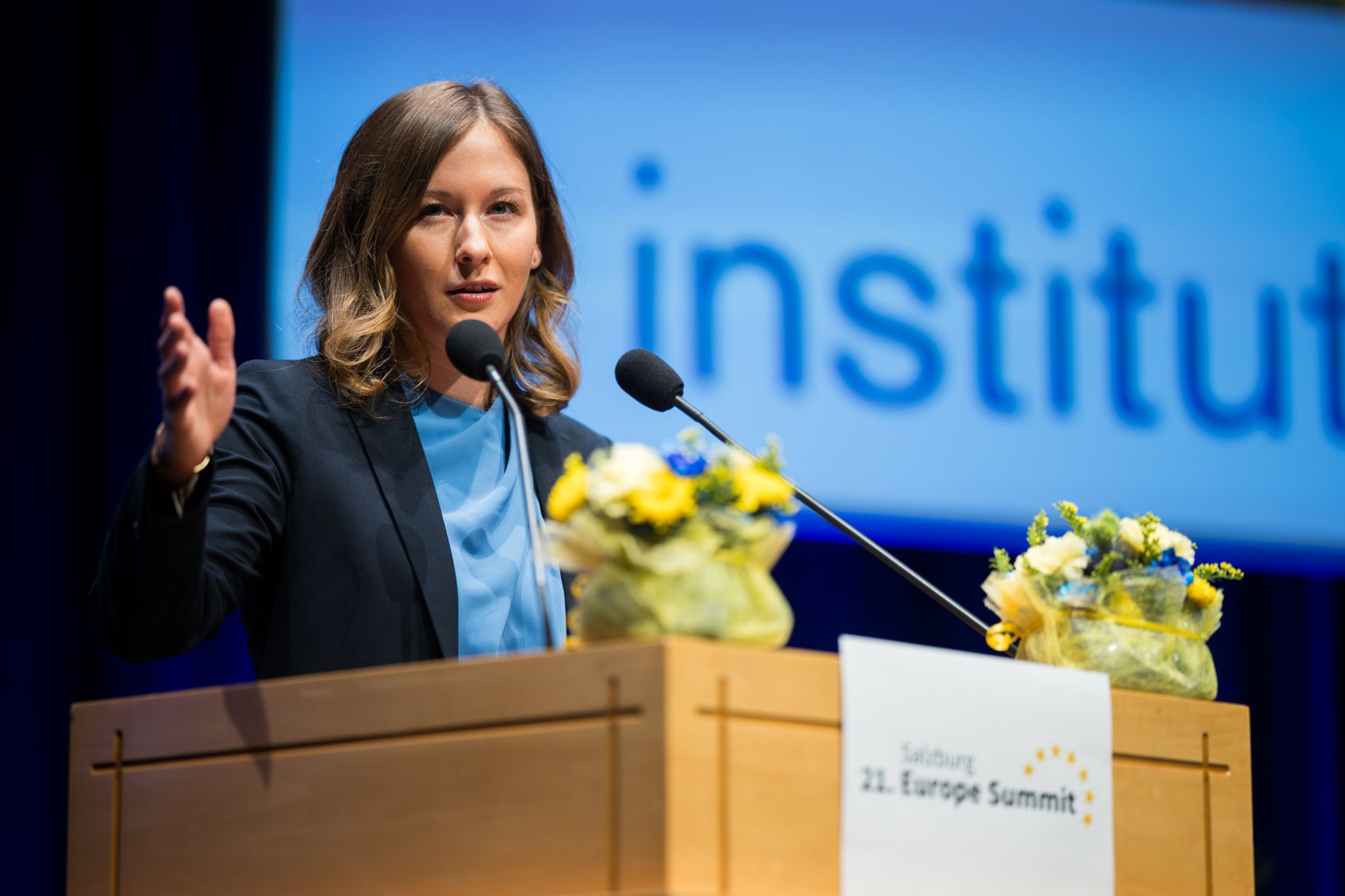 Am 29. September 2025 nahm Bundesministerin Claudia Plakolm (im Bild) im Rahmen ihres Bundesl&auml;ndertages in Salzburg am 21. Europe Summit &bdquo;Europa und Hoffnung&ldquo; teil.