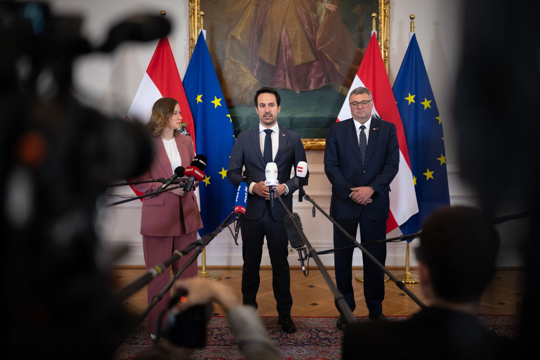 Am 1. Oktober 2025 nahmen (v.l.n.r.) Bundesministerin Claudia Plakolm, Bundesminister Christoph Wiederkehr und Staatssekret&auml;r J&ouml;rg Leichtfried am Doorstep vor dem Ministerrat teil.