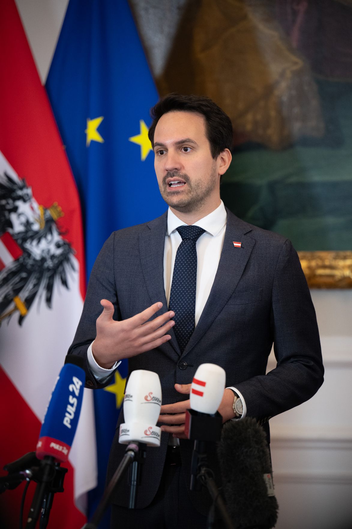 Am 1. Oktober 2025 nahmen Bundesministerin Claudia Plakolm, Bundesminister Christoph Wiederkehr (im Bild) und Staatssekret&auml;r J&ouml;rg Leichtfried am Doorstep vor dem Ministerrat teil.