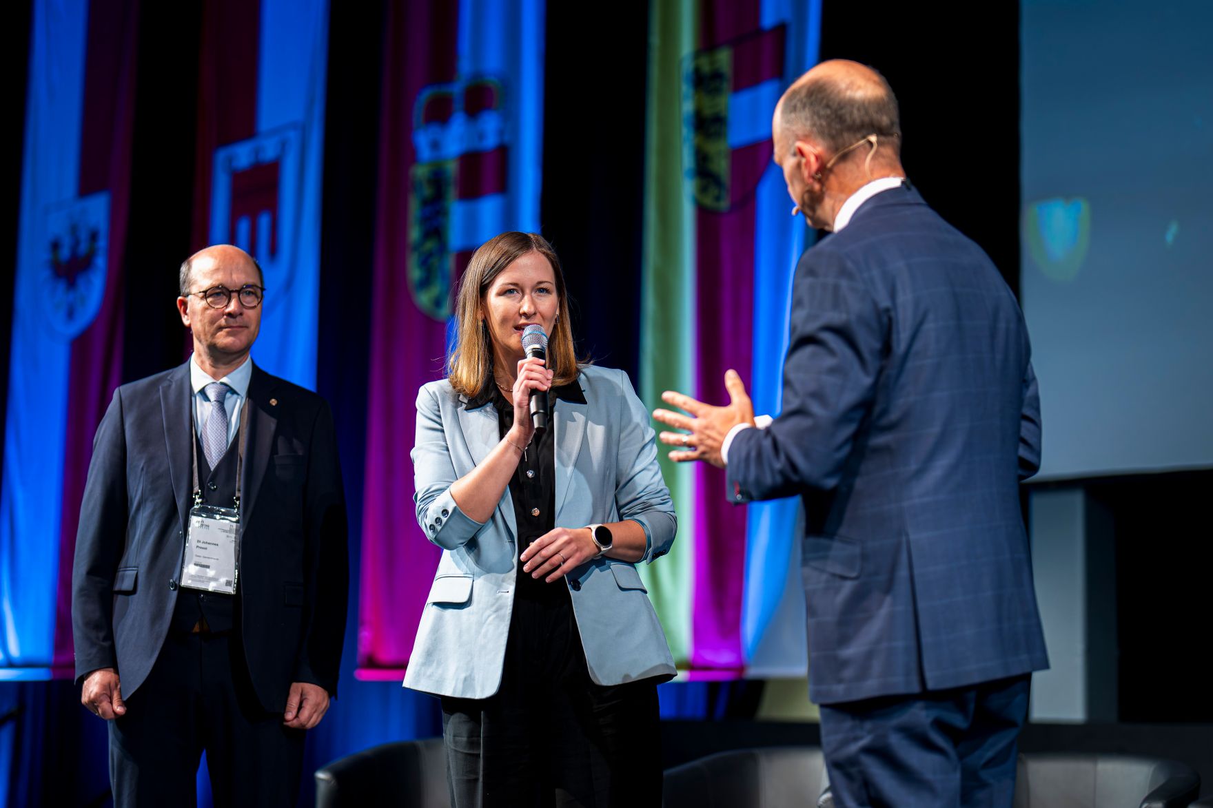 Am 25. August 2025 besuchte Bundesministerin Claudia Plakolm (m.) im Rahmen ihres Bundesl&auml;ndertages die K&auml;rntner Messen in Klagenfurt. Im Bild bei Verleihung des &Ouml;sterreichpreises.