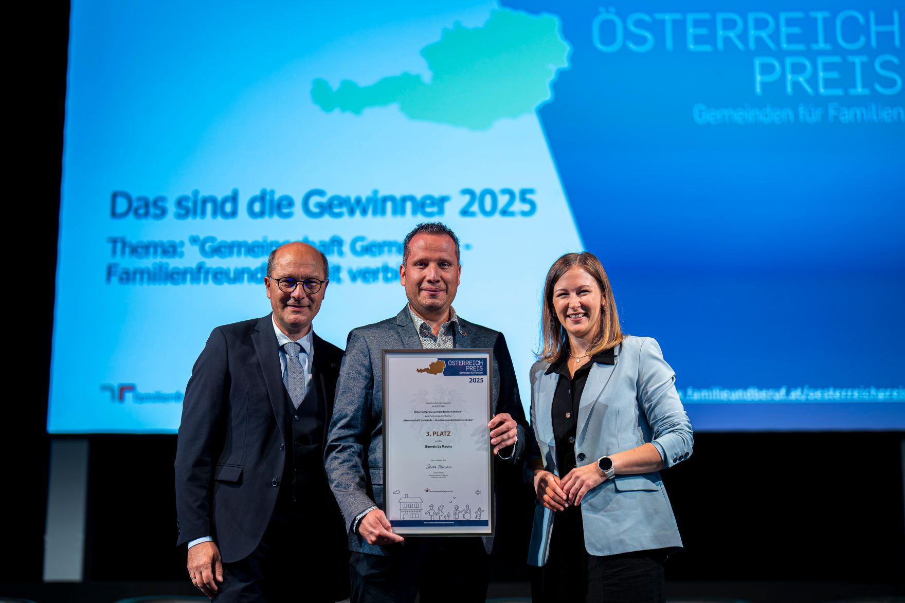 Am 25. August 2025 besuchte Bundesministerin Claudia Plakolm (r.) im Rahmen ihres Bundesl&auml;ndertages die K&auml;rntner Messen in Klagenfurt. Im Bild bei Verleihung des &Ouml;sterreichpreises.