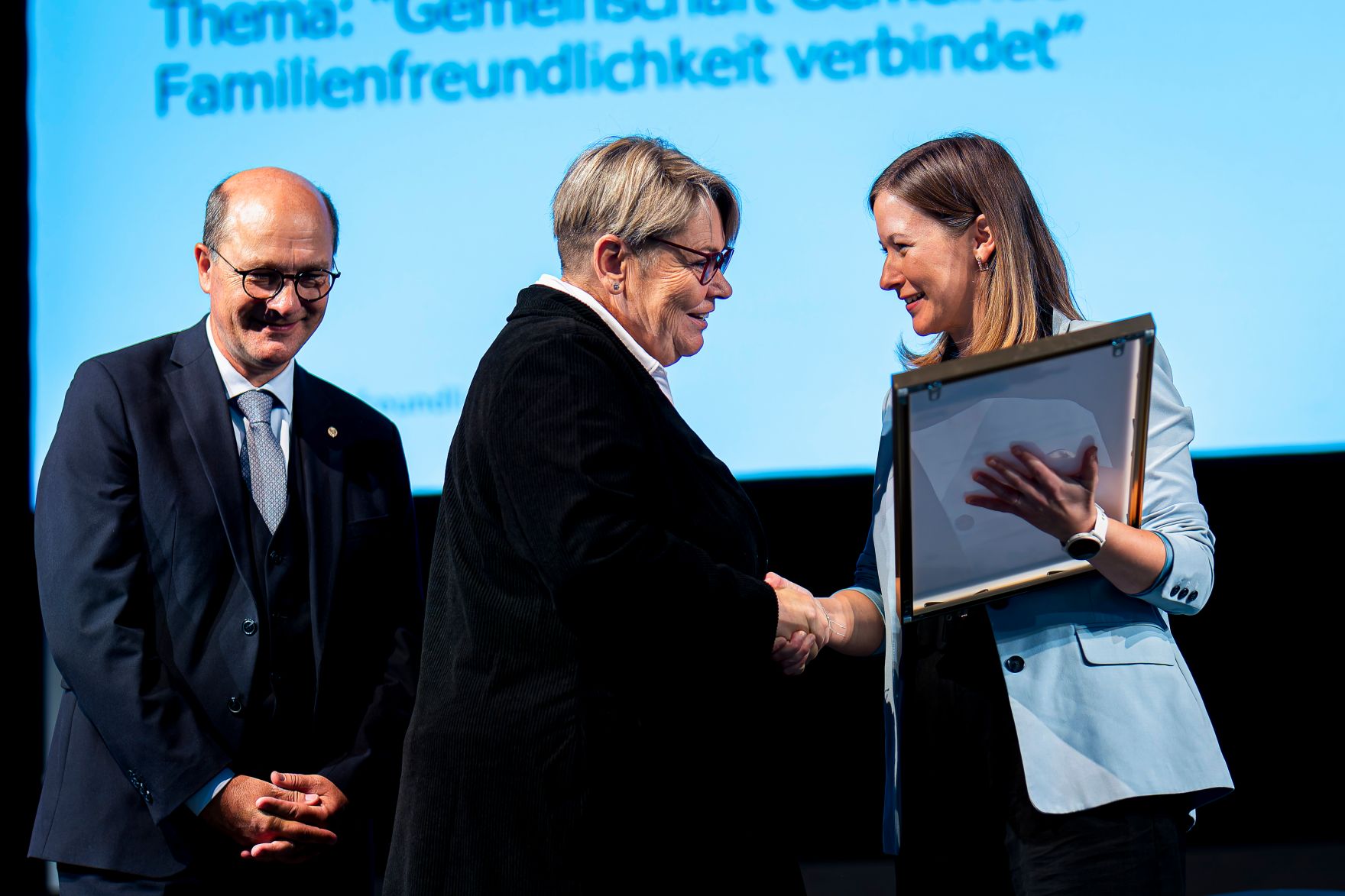 Am 25. August 2025 besuchte Bundesministerin Claudia Plakolm (r.) im Rahmen ihres Bundesl&auml;ndertages die K&auml;rntner Messen in Klagenfurt. Im Bild bei Verleihung des &Ouml;sterreichpreises.