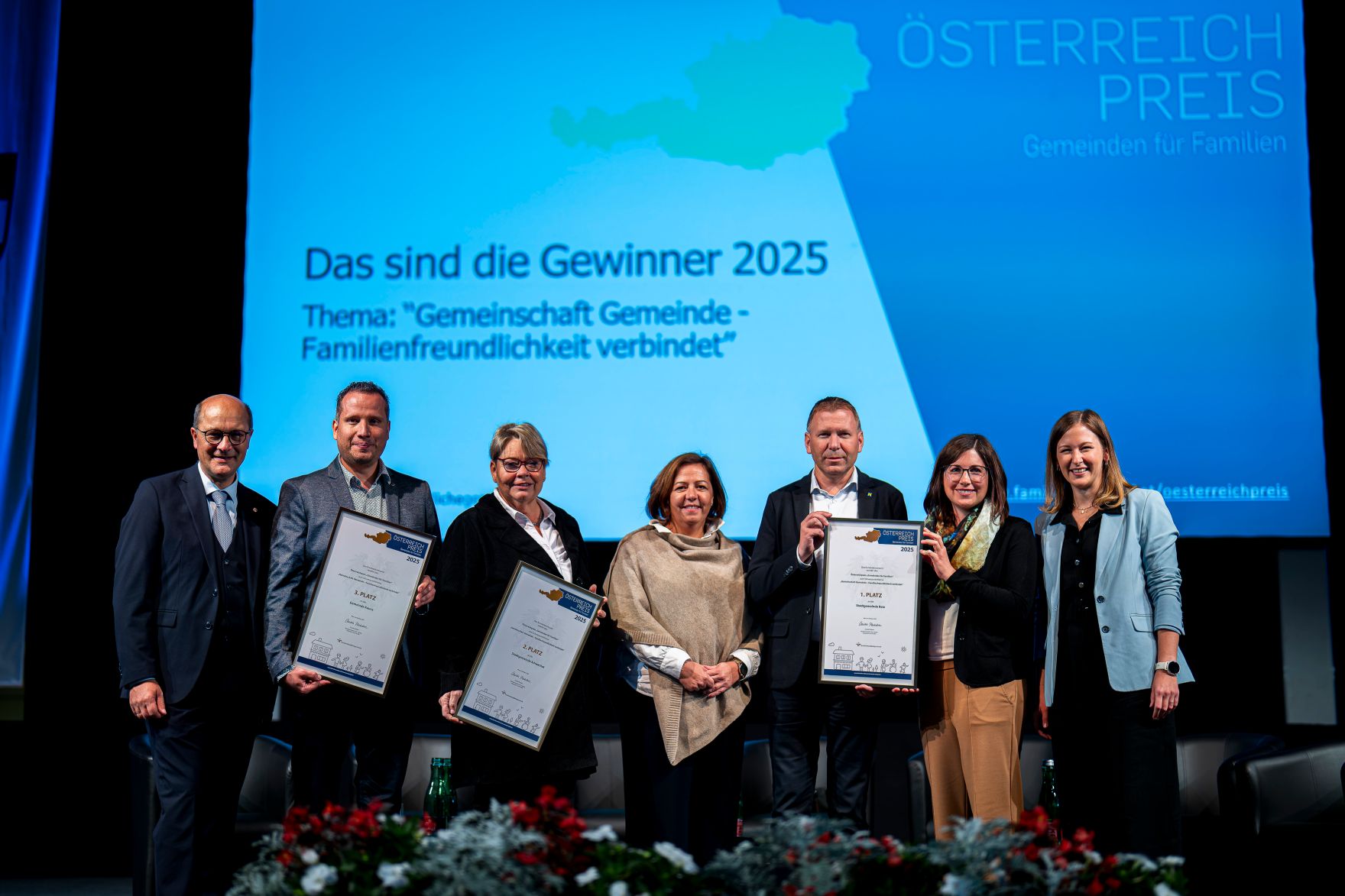 Am 25. August 2025 besuchte Bundesministerin Claudia Plakolm (r.) im Rahmen ihres Bundesl&auml;ndertages die K&auml;rntner Messen in Klagenfurt. Im Bild bei Verleihung des &Ouml;sterreichpreises.