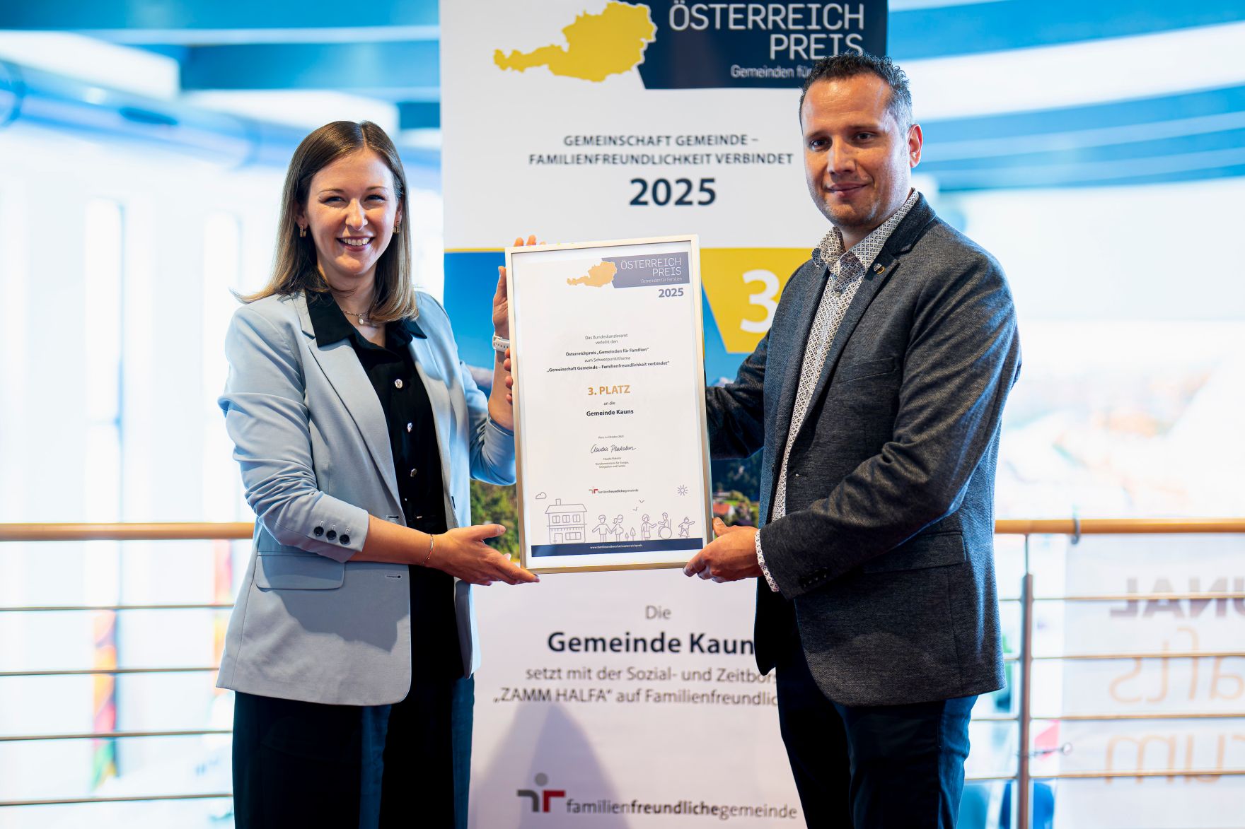 Am 25. August 2025 besuchte Bundesministerin Claudia Plakolm (l.) im Rahmen ihres Bundesl&auml;ndertages die K&auml;rntner Messen in Klagenfurt. Im Bild bei Verleihung des &Ouml;sterreichpreises.