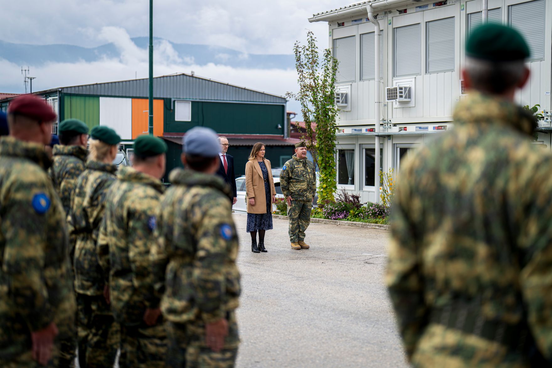 Am 10. Oktober 2025 setzte Bundesminister Claudia Plakolm (l.) ihre Westbalkantour fort. Im Bild beim Besuch der EUFOR Althea.