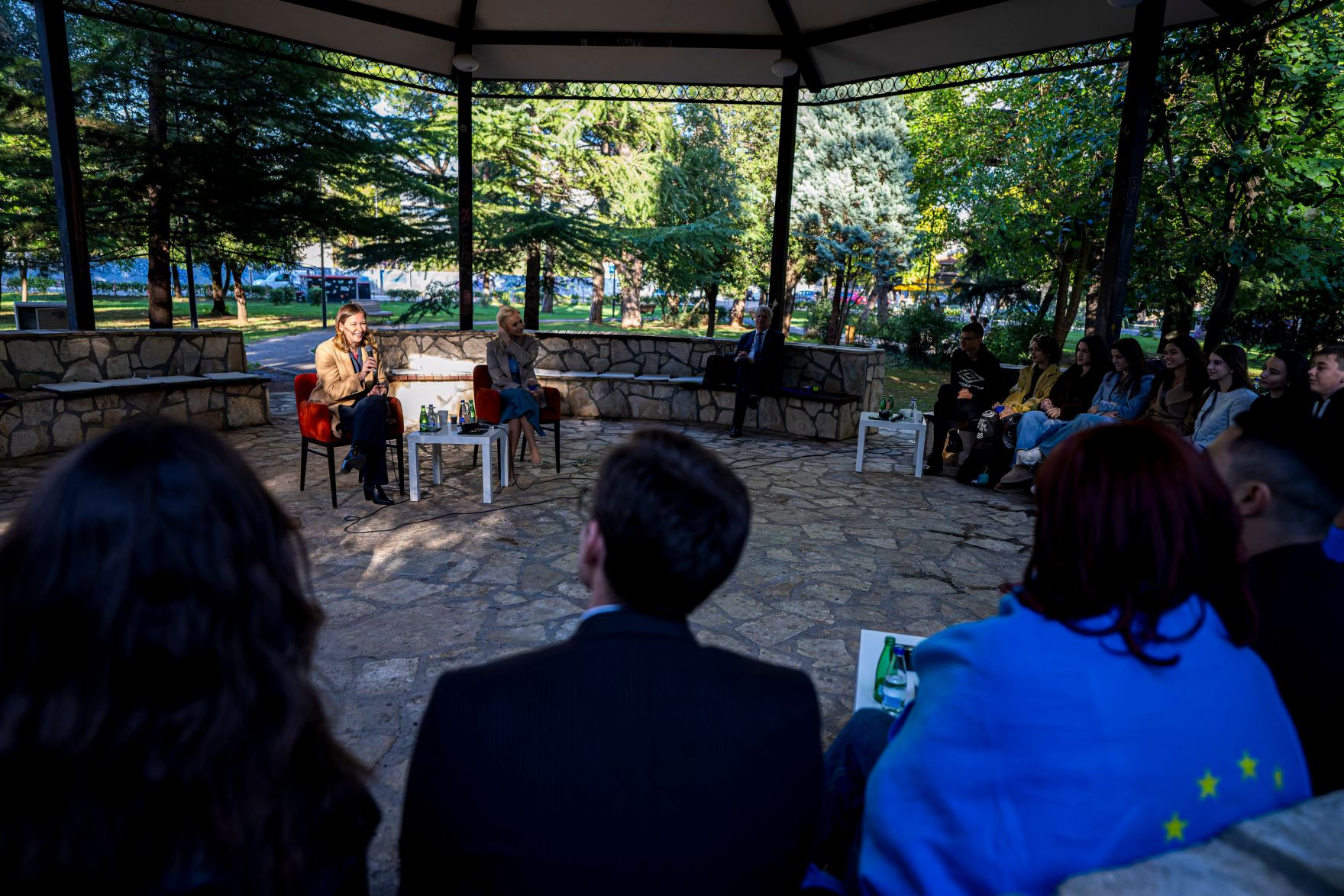 Am 7. Oktober 2025 setzte Bundesminister Claudia Plakolm (2.v.l.) ihre Westbalkantour fort. Im Bild bei einer Diskussion mit Europaministerin Maida Gorčević (3.v.l.) und Vertretern der Jugend.