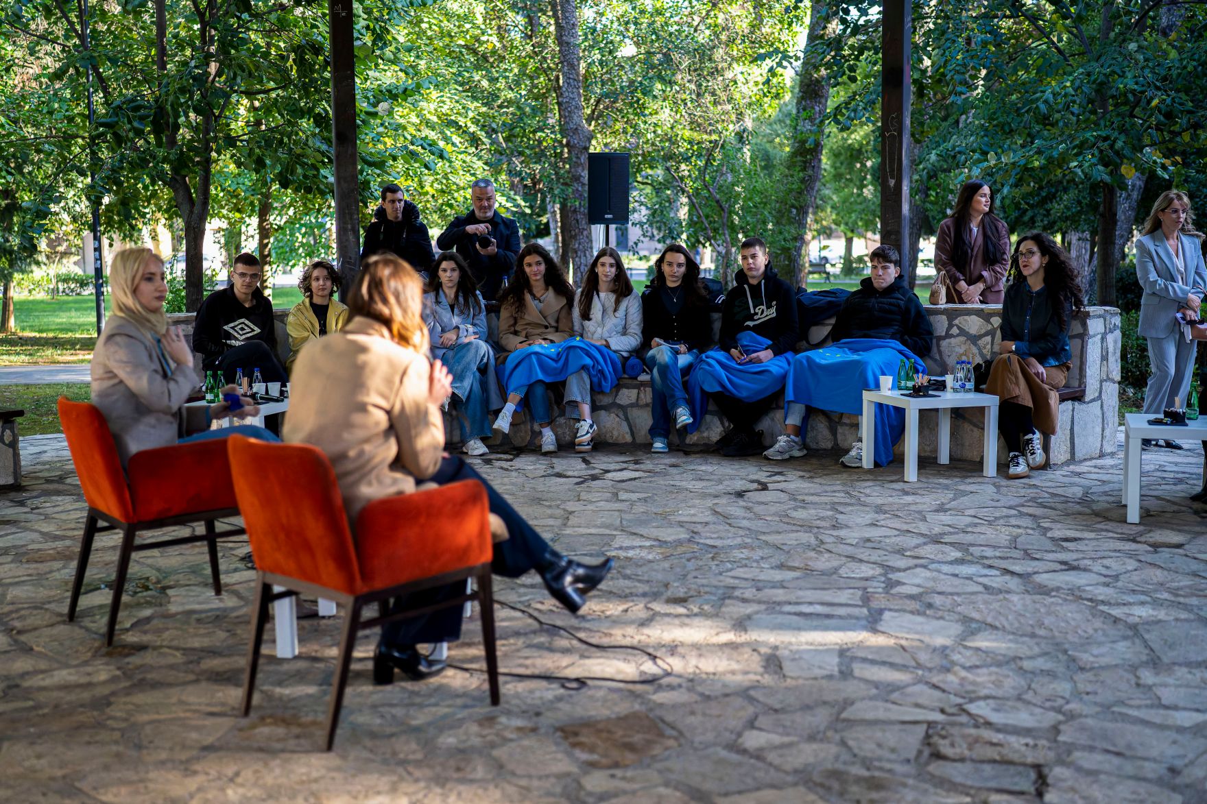 Am 7. Oktober 2025 setzte Bundesminister Claudia Plakolm (4.v.l.) ihre Westbalkantour fort. Im Bild bei einer Diskussion mit Europaministerin Maida Gorčević (.l.) und Vertretern der Jugend.