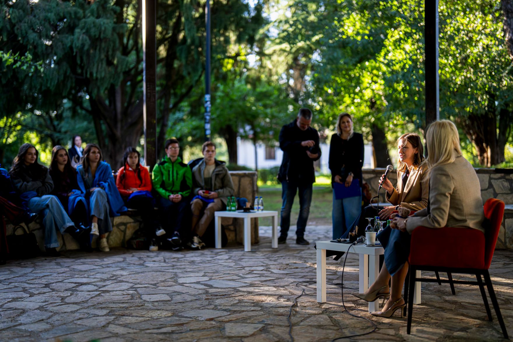 Am 7. Oktober 2025 setzte Bundesminister Claudia Plakolm (2.v.r.) ihre Westbalkantour fort. Im Bild bei einer Diskussion mit Europaministerin Maida Gorčević (r.) und Vertretern der Jugend.