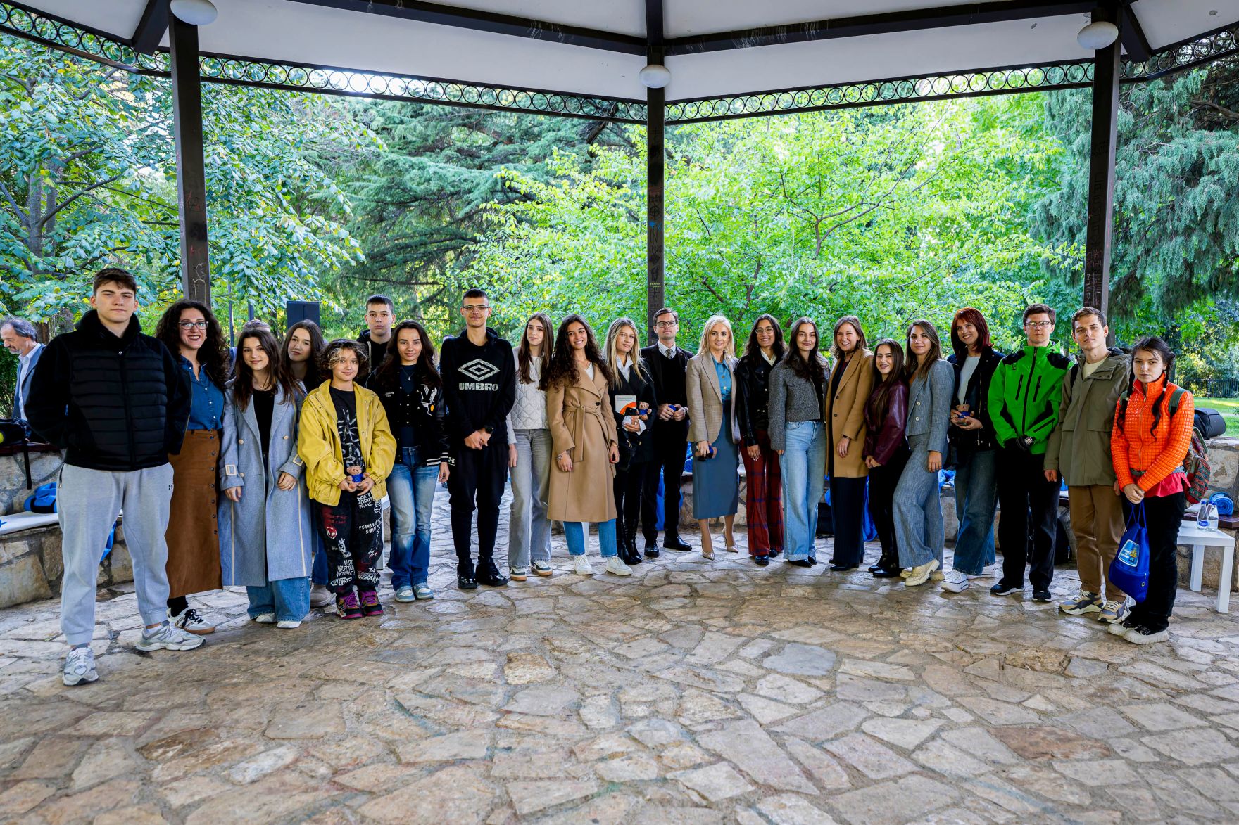 Am 7. Oktober 2025 setzte Bundesminister Claudia Plakolm ihre Westbalkantour fort. Im Bild bei einer Diskussion mit Europaministerin Maida Gorčević und Vertretern der Jugend.