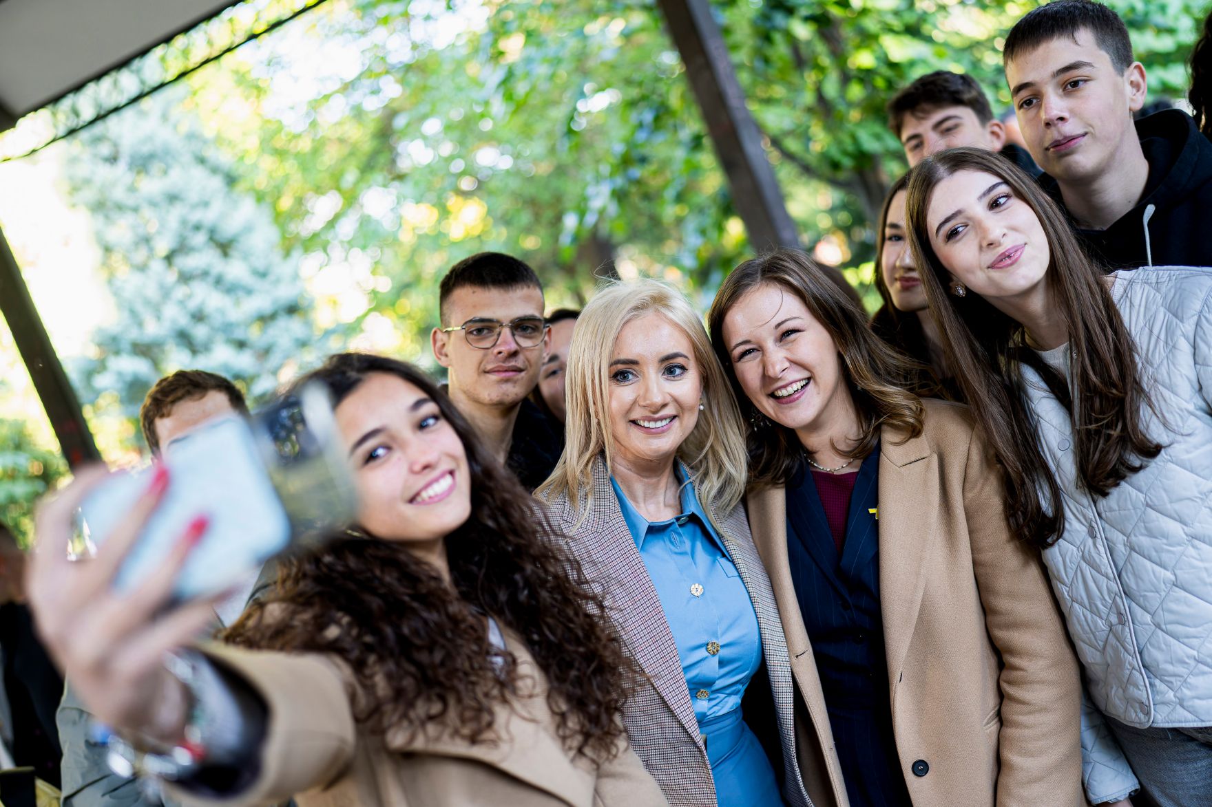 Am 7. Oktober 2025 setzte Bundesminister Claudia Plakolm ihre Westbalkantour fort. Im Bild bei einer Diskussion mit Europaministerin Maida Gorčević und Vertretern der Jugend.