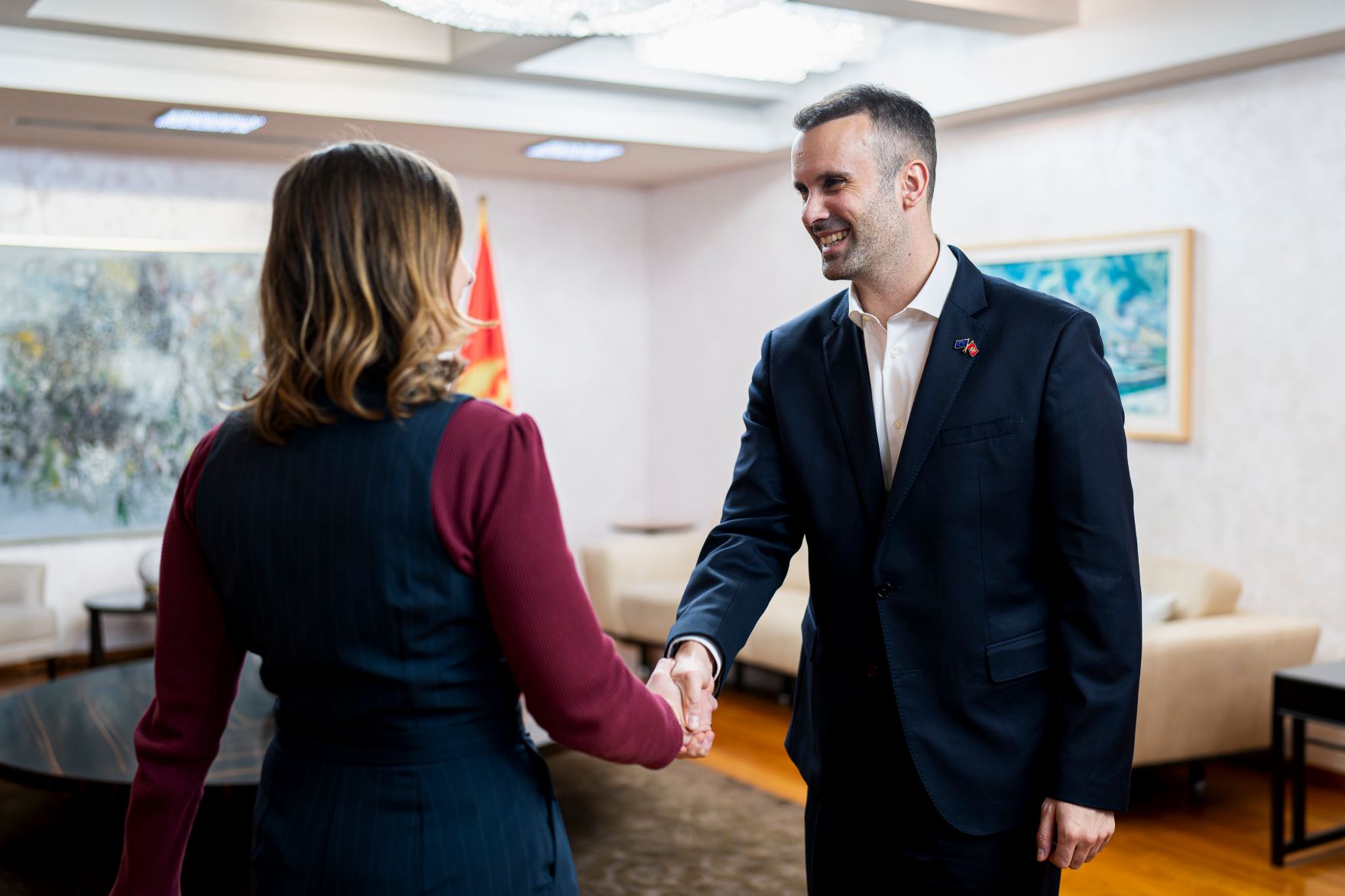 Am 7. Oktober 2025 setzte Bundesminister Claudia Plakolm (l.) ihre Westbalkantour fort. Im Bild bei einem Arbeitsgespr&auml;ch mit dem Premierminister von Montenegro Milojko Spajić (r.).