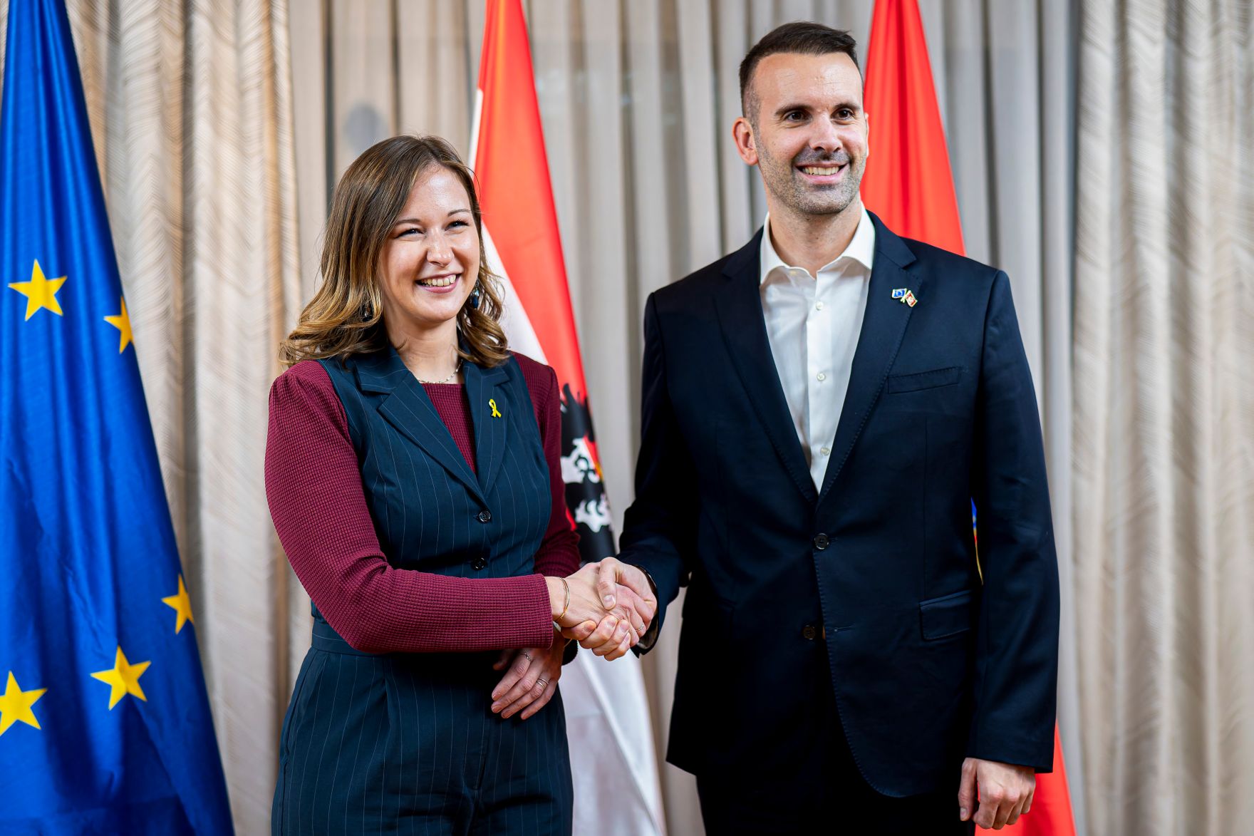 Am 7. Oktober 2025 setzte Bundesminister Claudia Plakolm (l.) ihre Westbalkantour fort. Im Bild bei einem Arbeitsgespr&auml;ch mit dem Premierminister von Montenegro Milojko Spajić (r.).