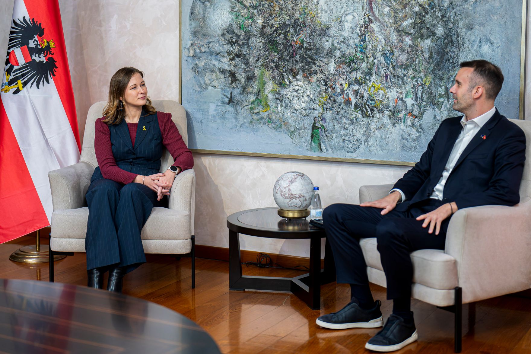 Am 7. Oktober 2025 setzte Bundesminister Claudia Plakolm (l.) ihre Westbalkantour fort. Im Bild bei einem Arbeitsgespr&auml;ch mit dem Premierminister von Montenegro Milojko Spajić (r.).