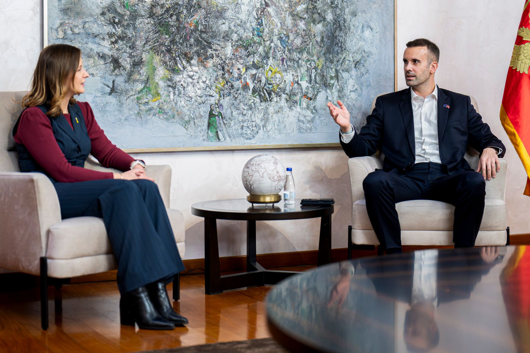 Am 7. Oktober 2025 setzte Bundesminister Claudia Plakolm (l.) ihre Westbalkantour fort. Im Bild bei einem Arbeitsgespr&auml;ch mit dem Premierminister von Montenegro Milojko Spajić (r.).