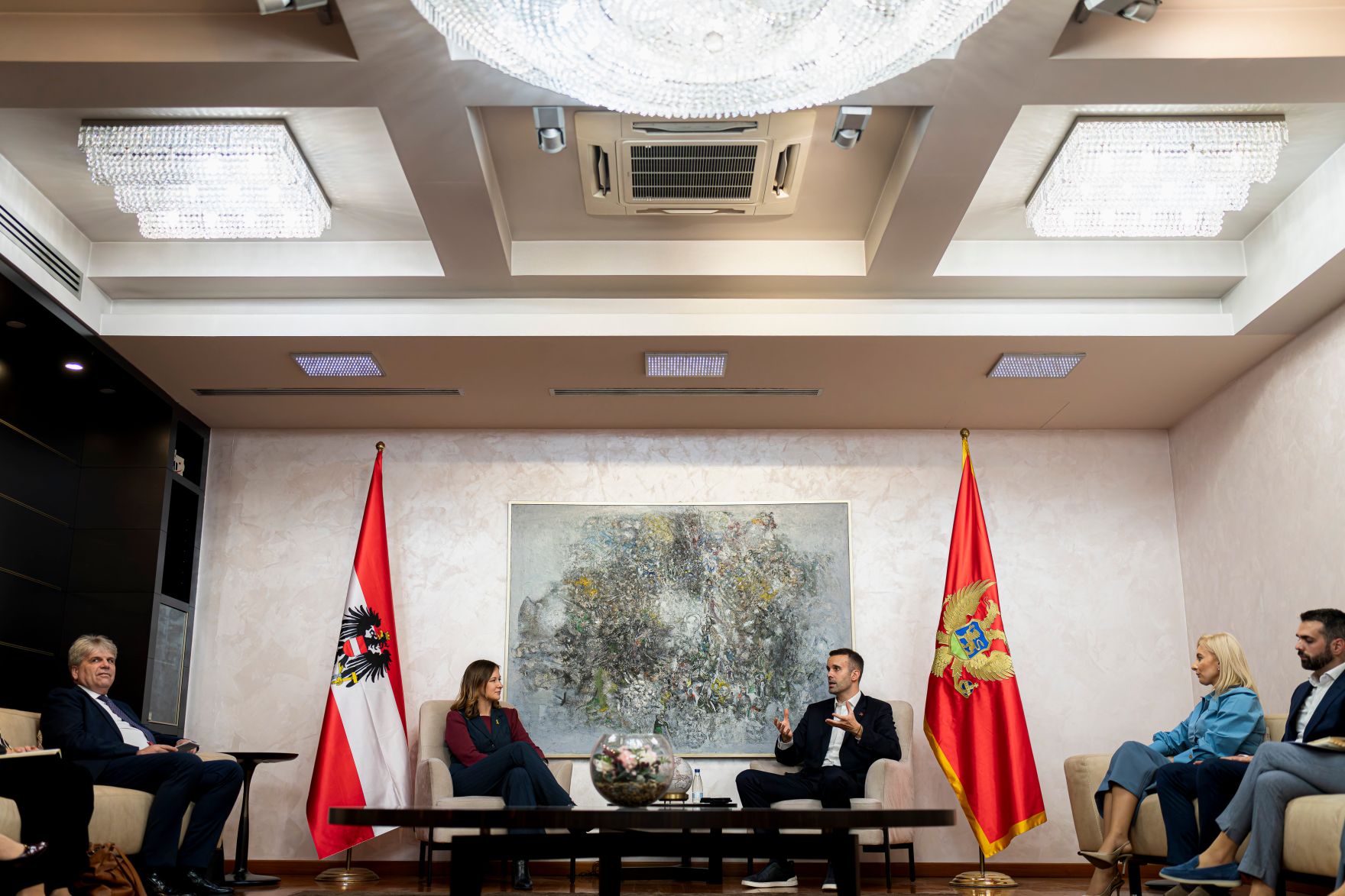 Am 7. Oktober 2025 setzte Bundesminister Claudia Plakolm (m.l.) ihre Westbalkantour fort. Im Bild bei einem Arbeitsgespr&auml;ch mit dem Premierminister von Montenegro Milojko Spajić (m.r.).