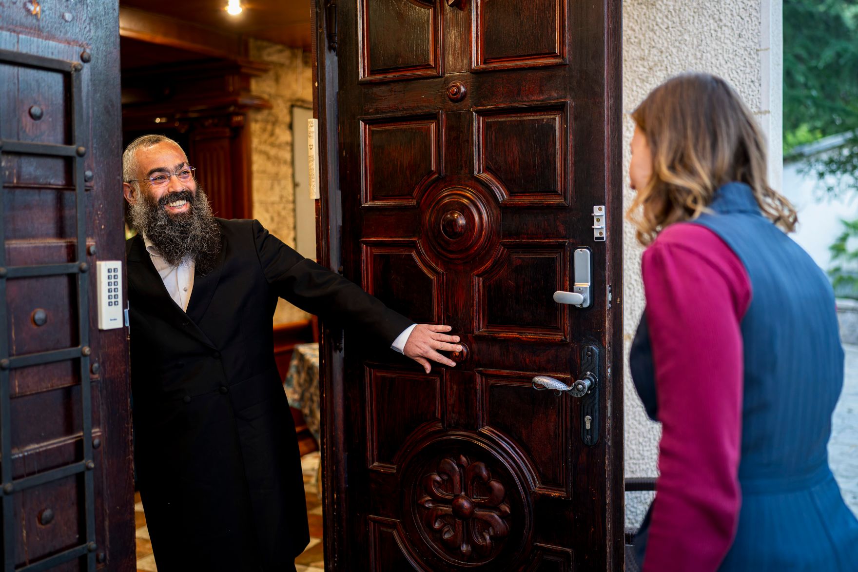 Am 7. Oktober 2025 setzte Bundesminister Claudia Plakolm (r.) ihre Westbalkantour fort. Im Bild bei einem Arbeitsgepr&auml;ch mit Rabbi Ari Edelkopf (l.).