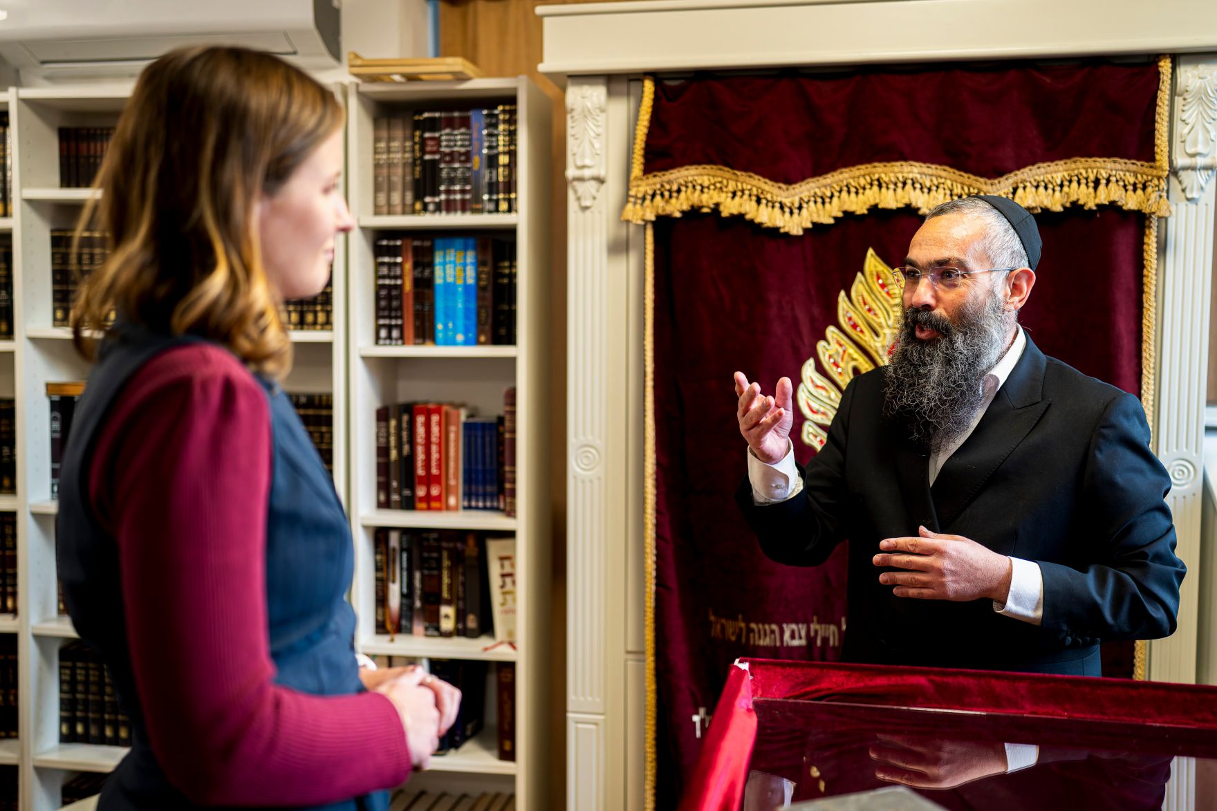Am 7. Oktober 2025 setzte Bundesminister Claudia Plakolm (l.) ihre Westbalkantour fort. Im Bild bei einem Arbeitsgepr&auml;ch mit Rabbi Ari Edelkopf (r.).