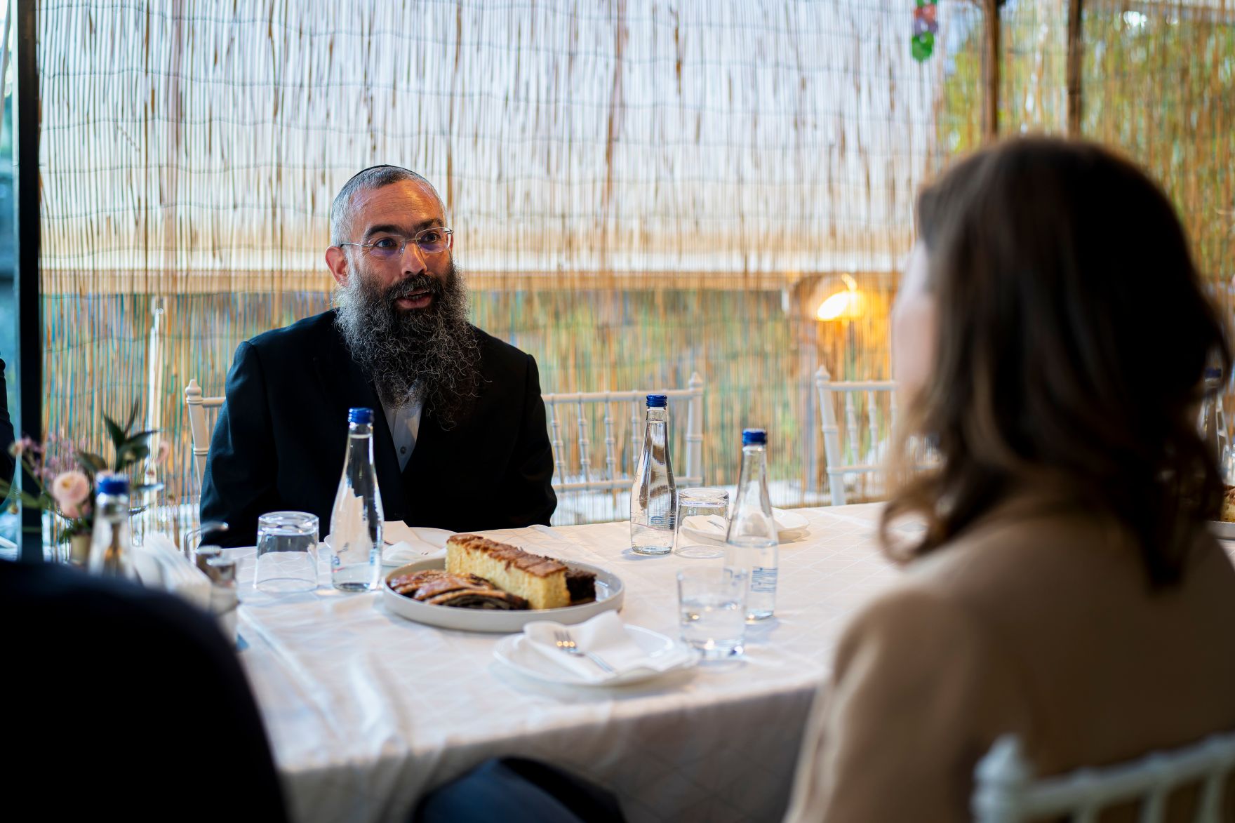 Am 7. Oktober 2025 setzte Bundesminister Claudia Plakolm (r.) ihre Westbalkantour fort. Im Bild bei einem Arbeitsgepr&auml;ch mit Rabbi Ari Edelkopf (l.).