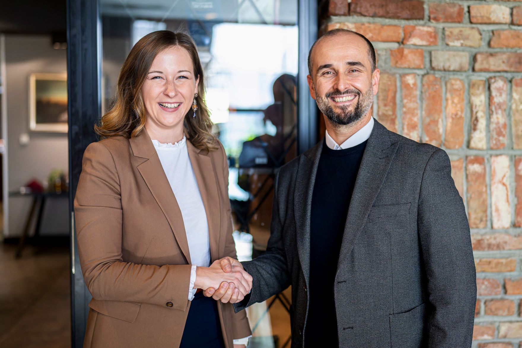 Am 5. Oktober 2025 reiste Bundesminister Claudia Plakolm (l.) im Rahmen ihrer Westbalkantour nach Skopje. Im Bild mit Europaminister Orhan Murtezani (r.).